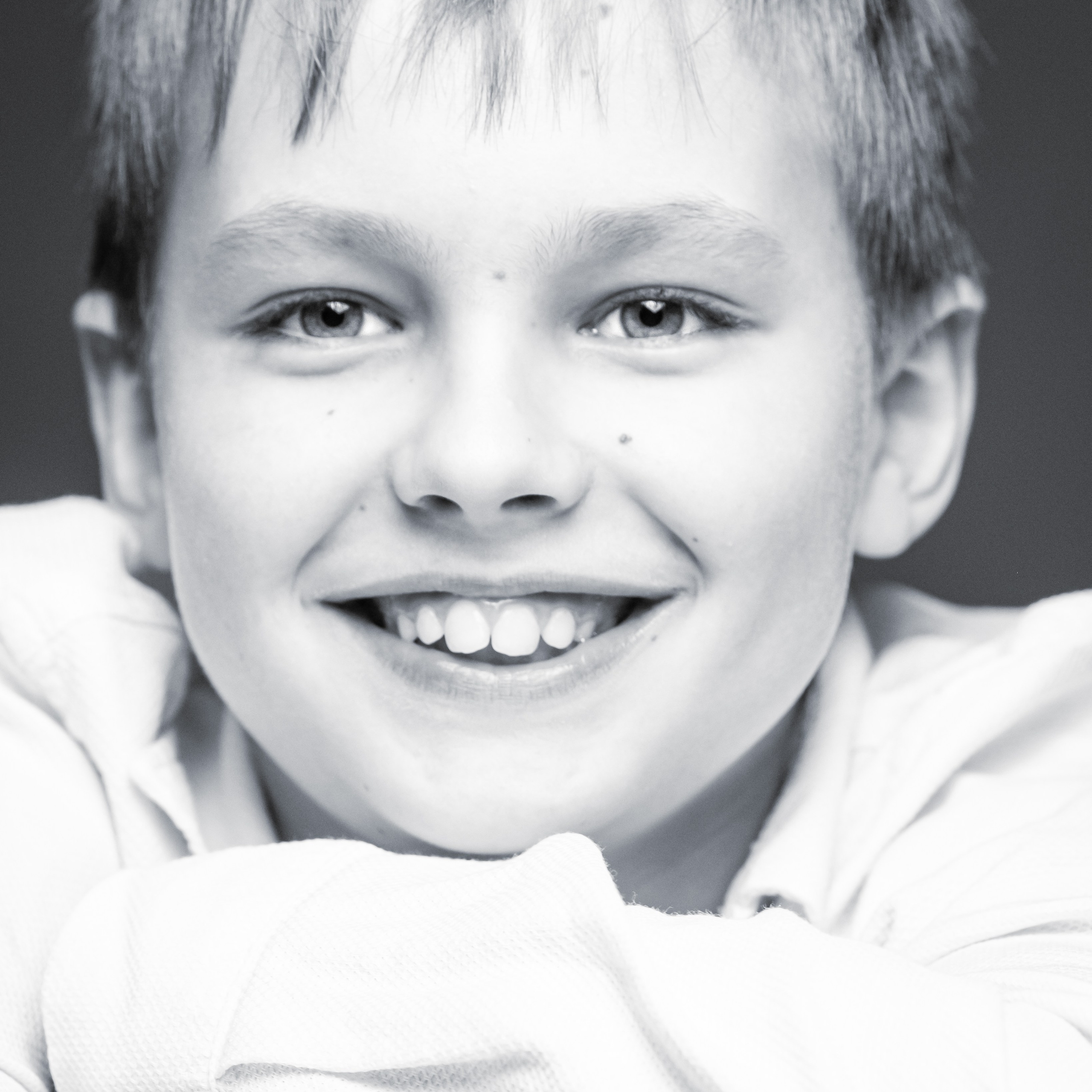 Крупный план радостного взгляда ребёнка