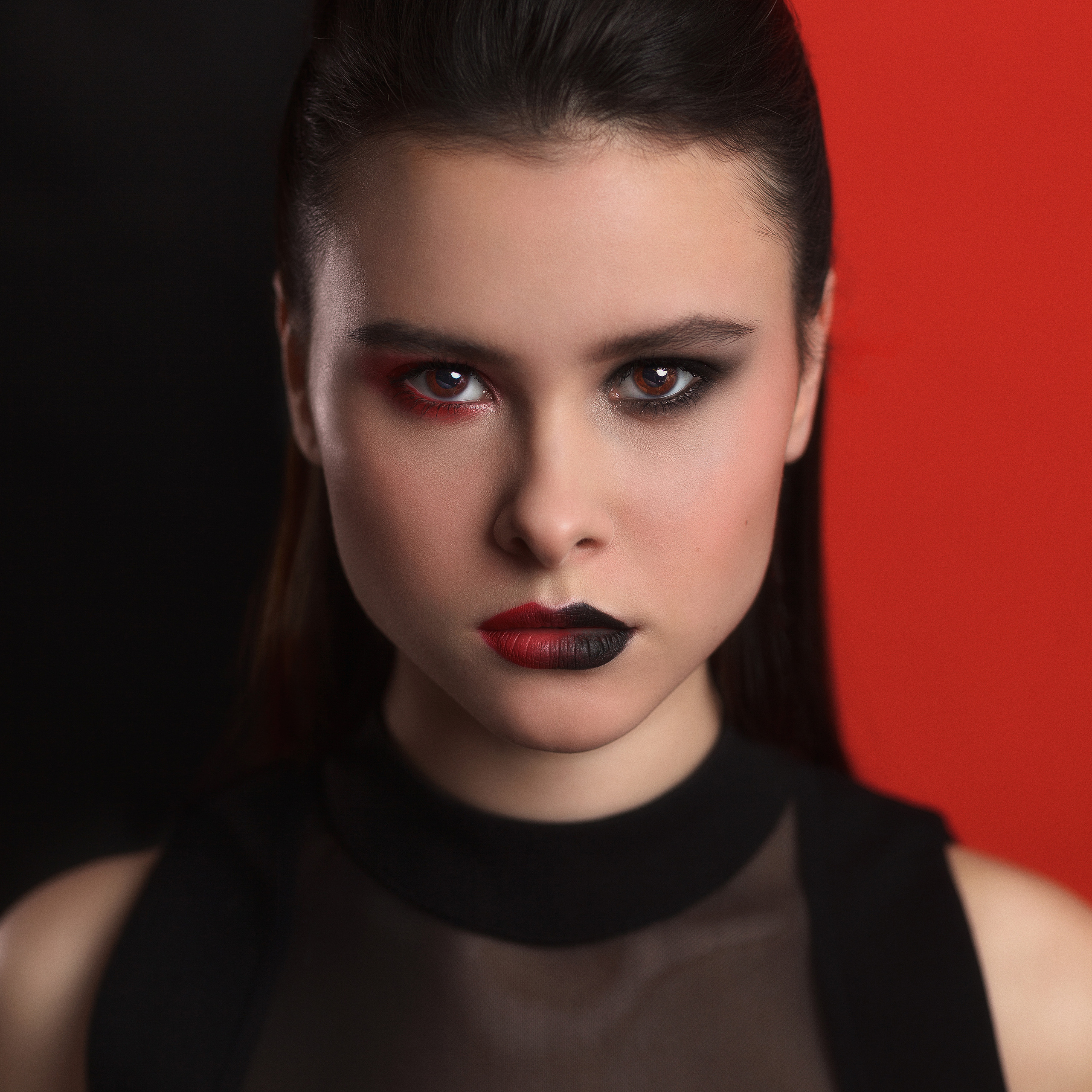 Портретный фотограф в Нижнем Новгороде. Необычные фотосессии в Нижнем Новгороде. Заказать фотосессию. Портрет девушки с необычным мейк-апом, визажем в черном. Портрет с черным и красным цветом. Курс обучение профессиональной ретуши и обработке фотообработке фотографий онлайн удаленно.