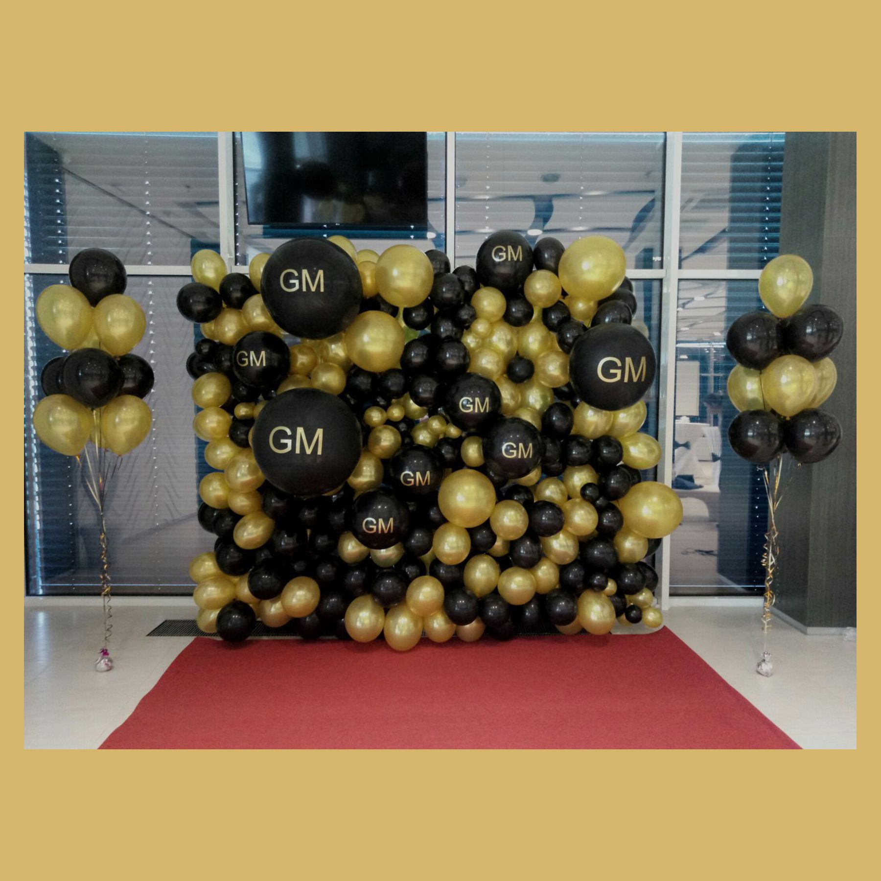 Стена-панно из разнокалиберных воздушных шаров. Студия праздничного декора