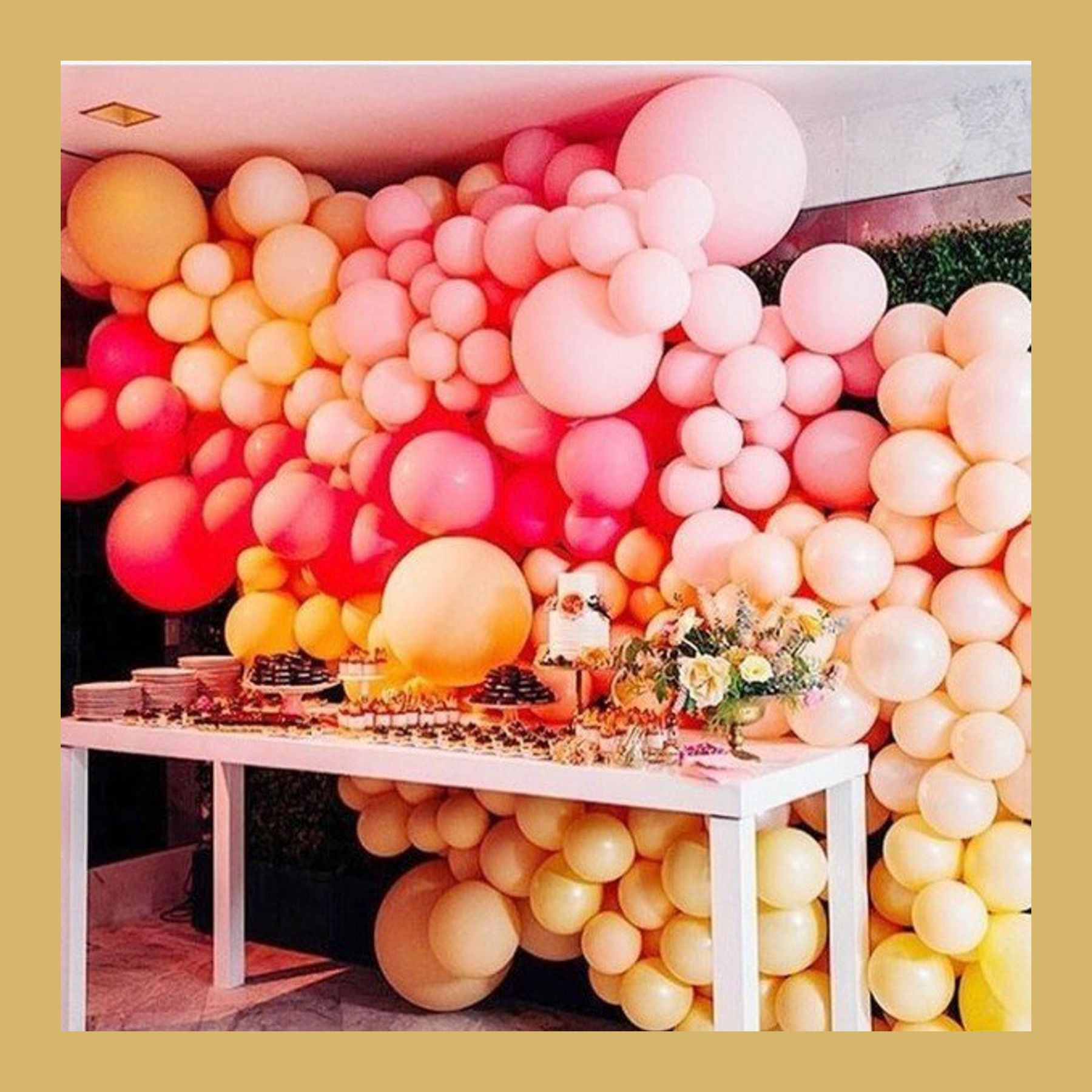 Стена-панно из разнокалиберных воздушных шаров. Студия праздничного декора