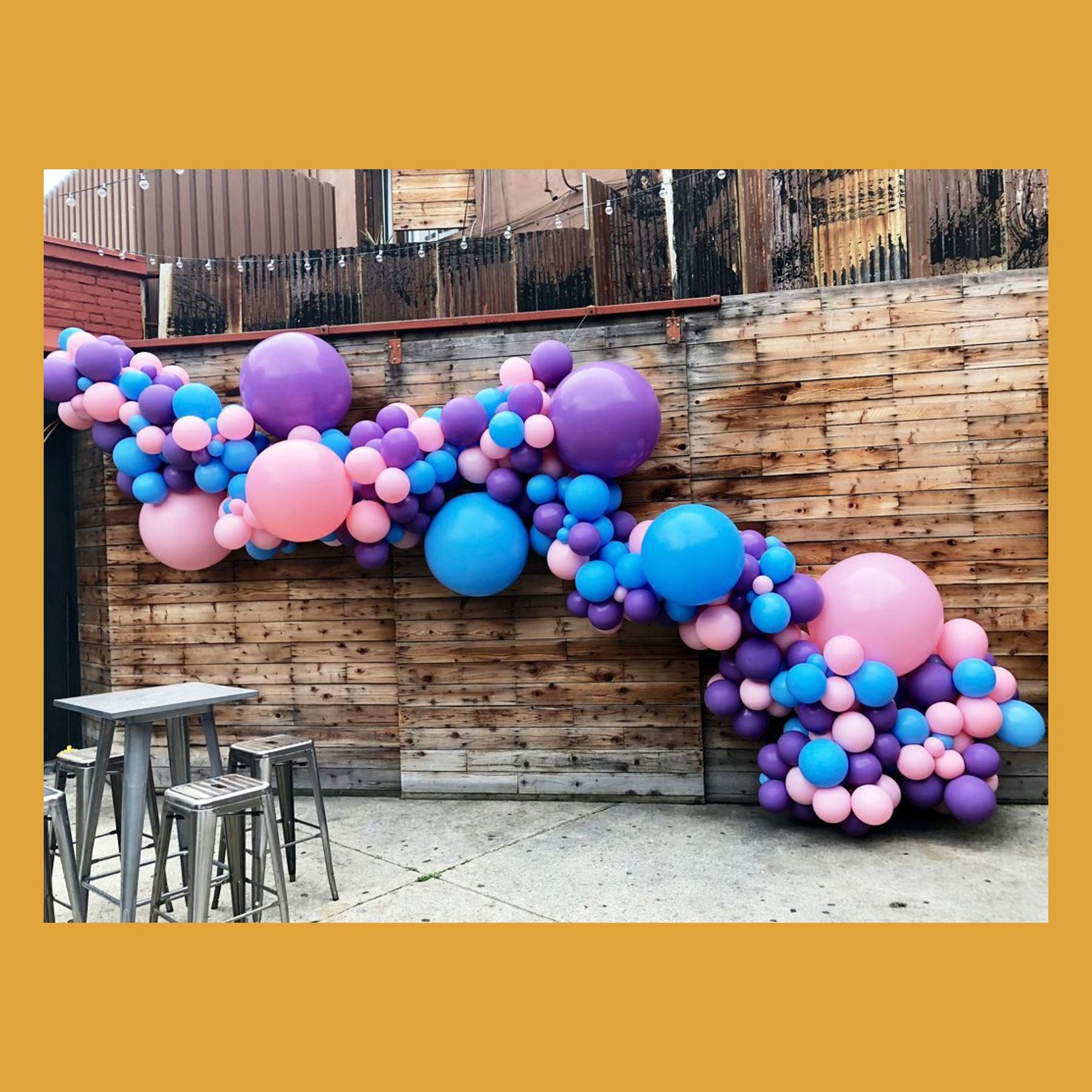 Разнокалиберная гирлянда шар. Студия праздничного декора