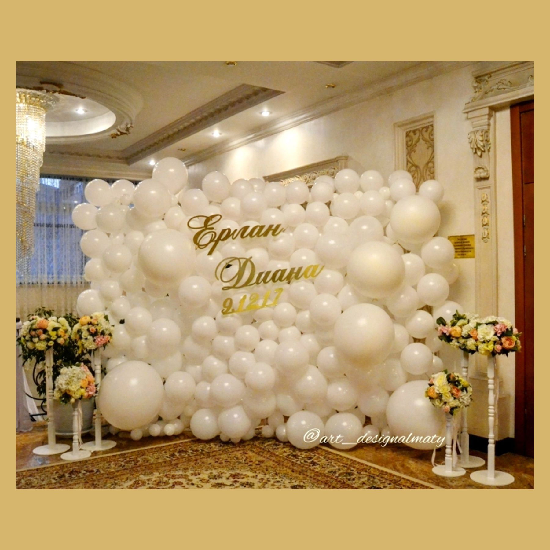 Стена-панно из разнокалиберных воздушных шаров. Студия праздничного декора