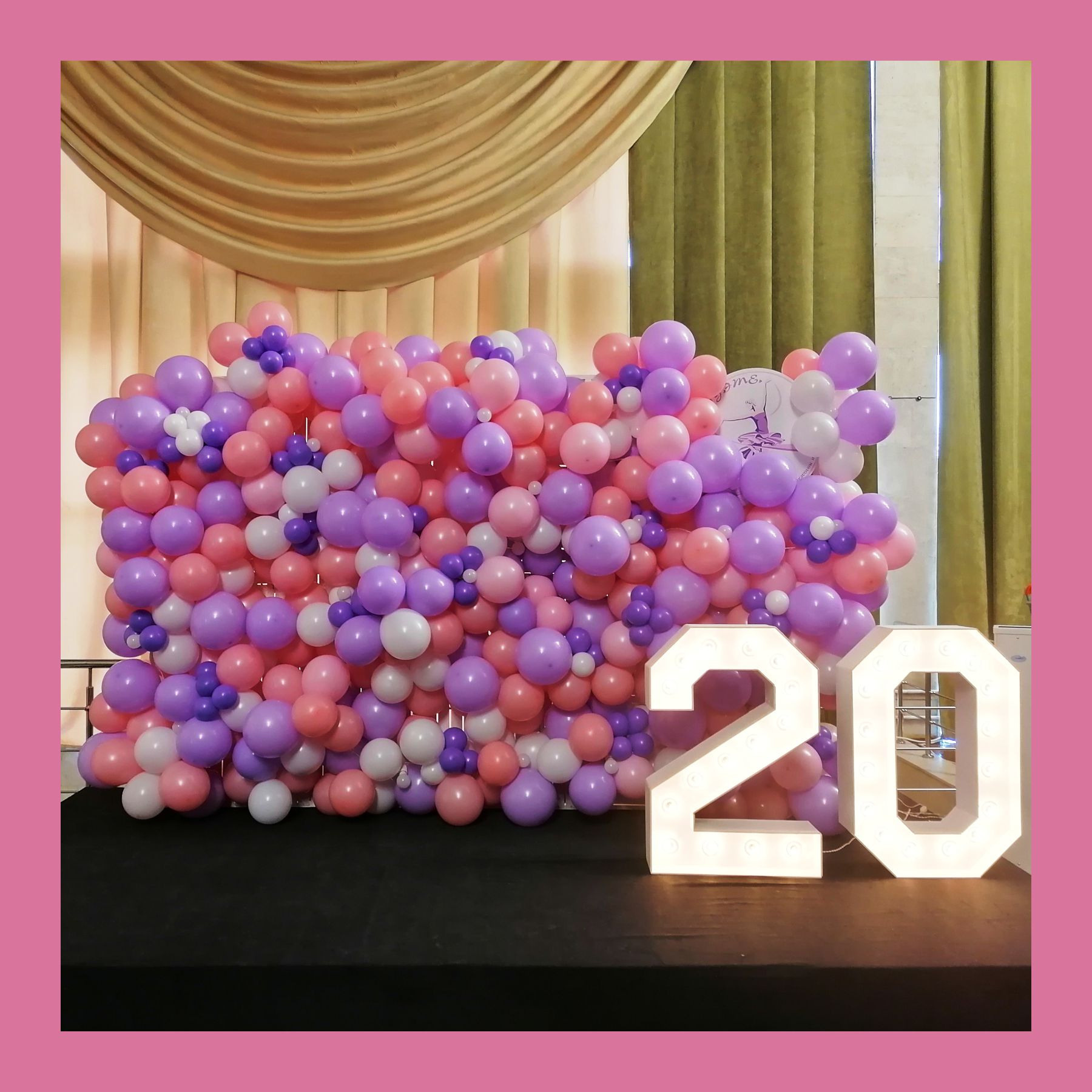 Стена-панно из разнокалиберных воздушных шаров. Студия праздничного декора