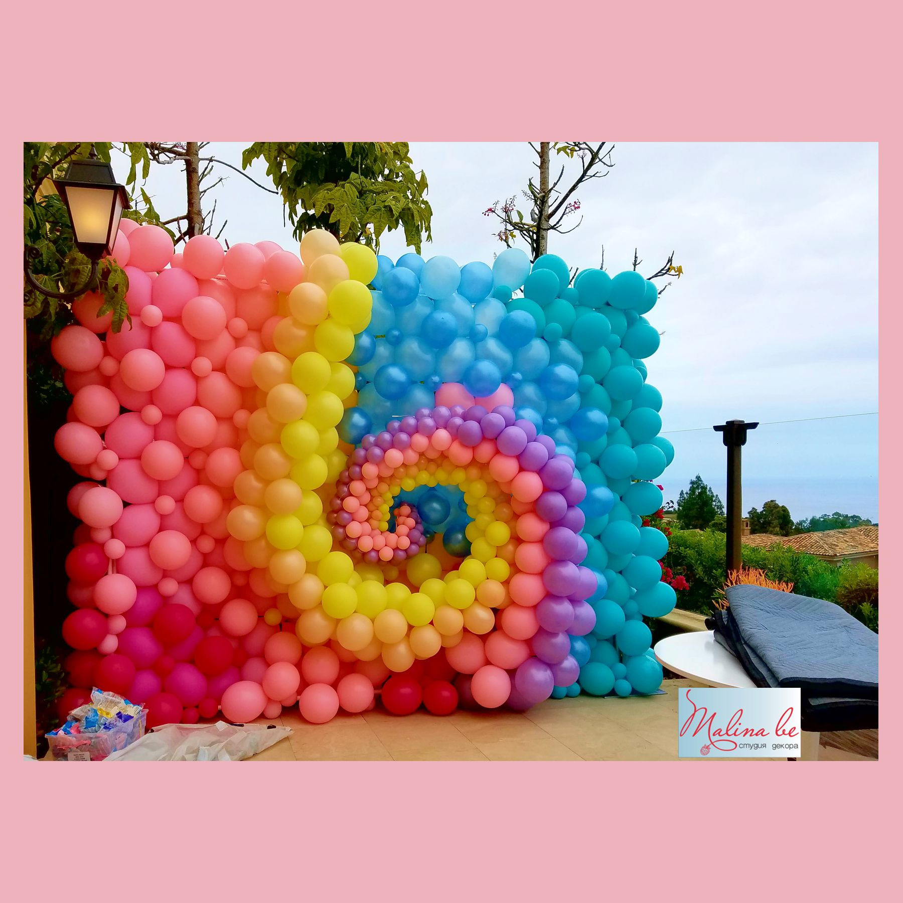 Стена-панно из разнокалиберных воздушных шаров. Студия праздничного декора