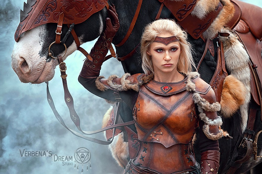 Королева Викингов Дарья Лефлер с боевым конем в доспехах фотосессия