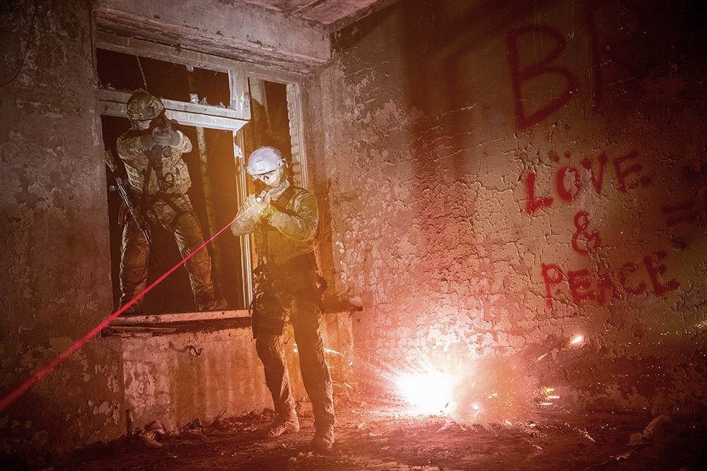 Реконструкторы инсценируют штурм здания. Фото: Андрей Безлепкин