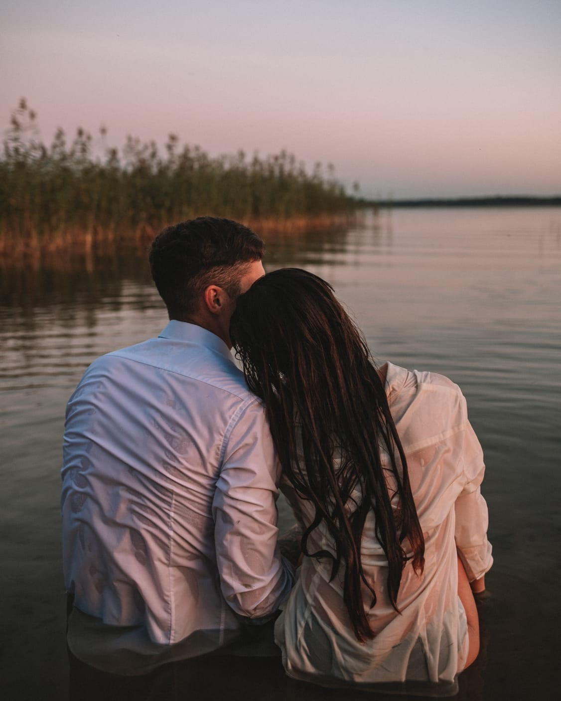 Пара у воды на закате, Love Story фотосессия СПб