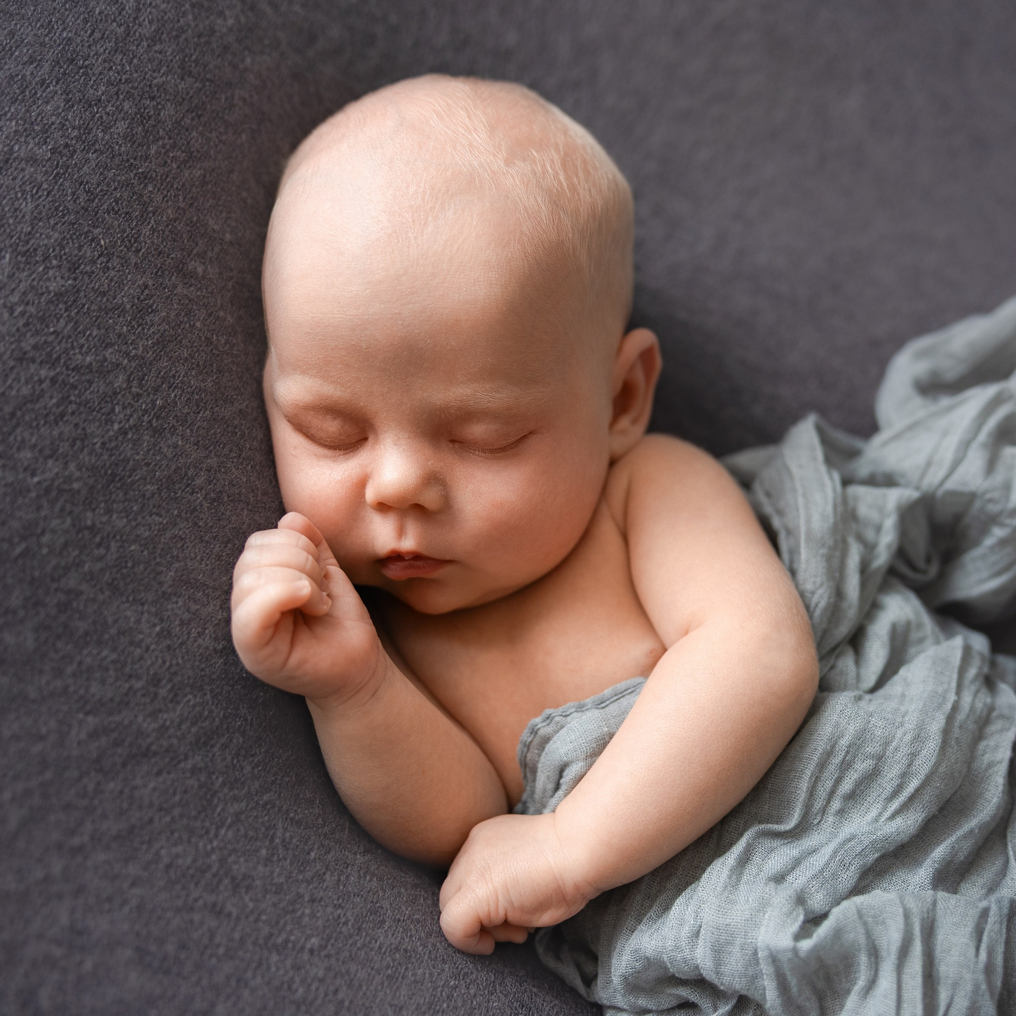 Съемка новорожденного в Екатеринбурге: малыш крепко спит.