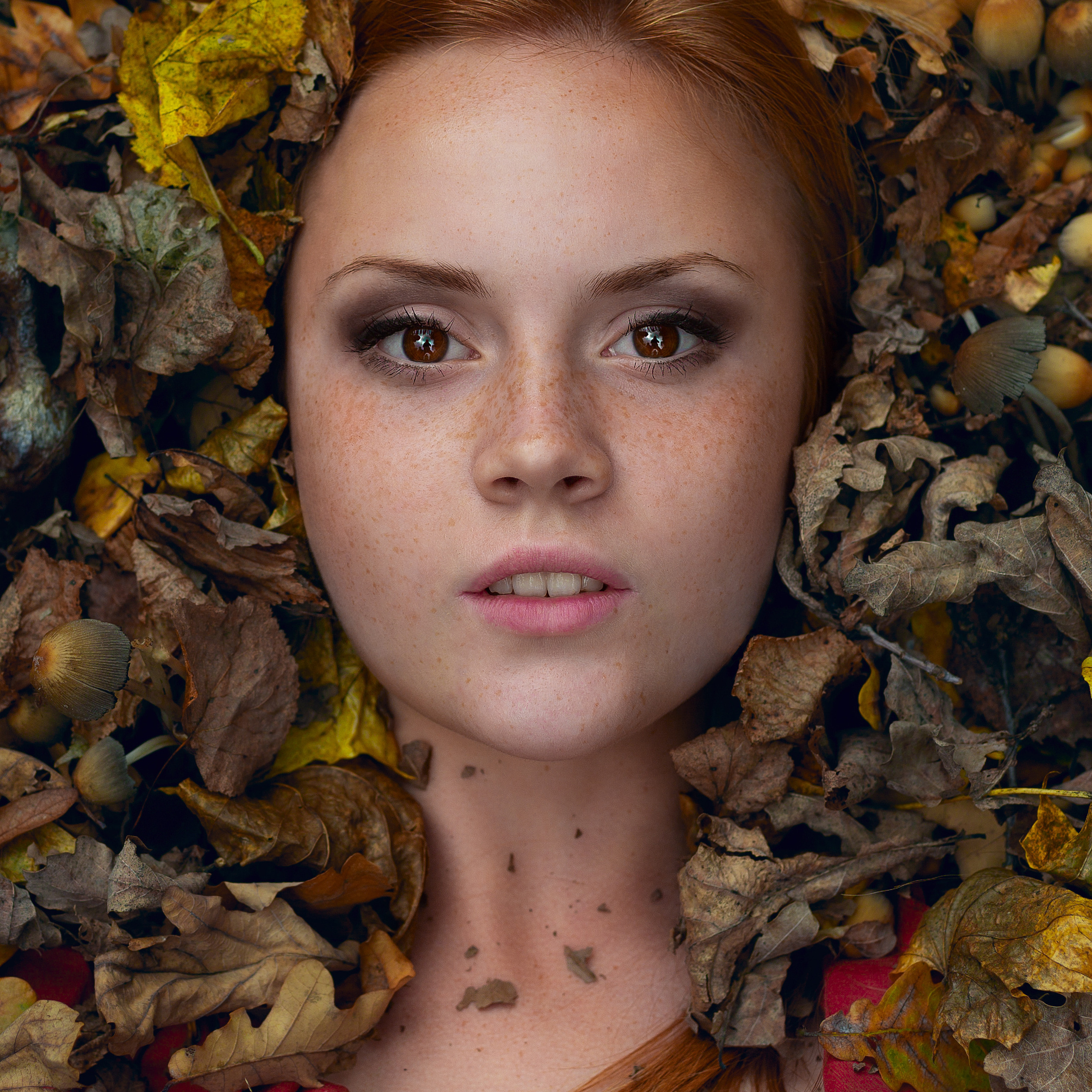 Портретный фотограф в Нижнем Новгороде. Необычные фотосессии в Нижнем Новгороде. Заказать фотосессию. Необычный портрет девушки. Портрет рыжей девушки с красивыми глазами.