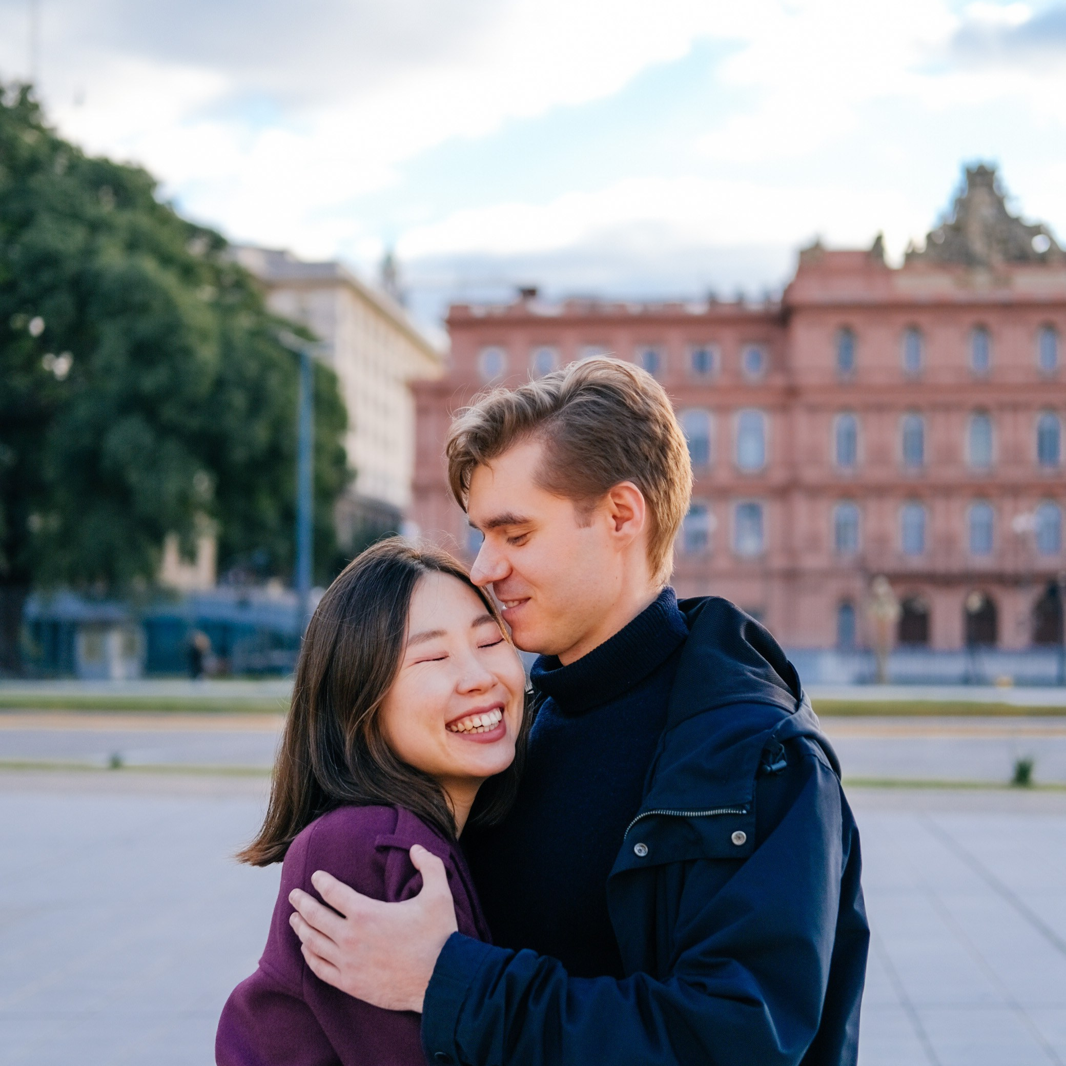 Портрет пары в центре Буэнос-Айреса на фоне Каса-Росада