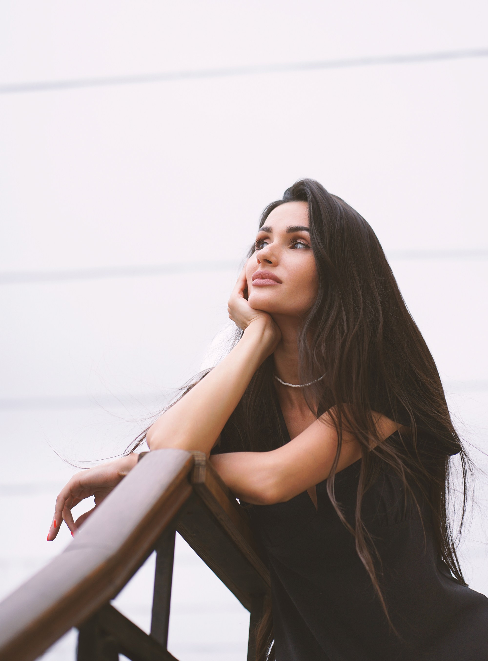 Портрет задумчивой девушки смотрящей в верх