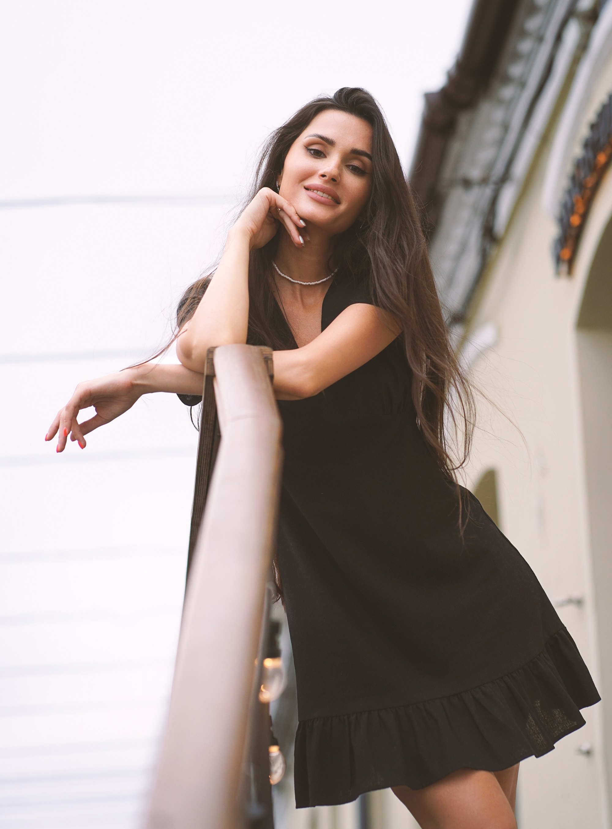 Уличный портрет девушки на лестничном пролёте