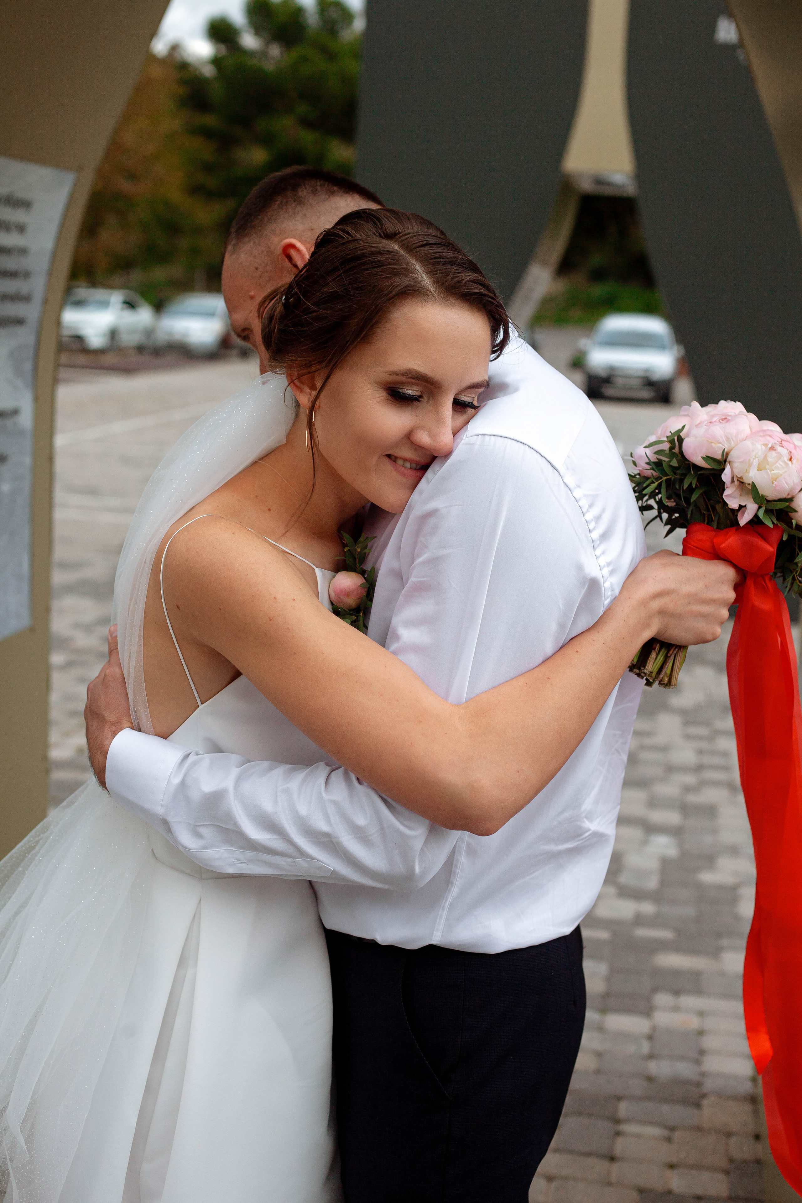 невеста обнимает жениха в Абрау