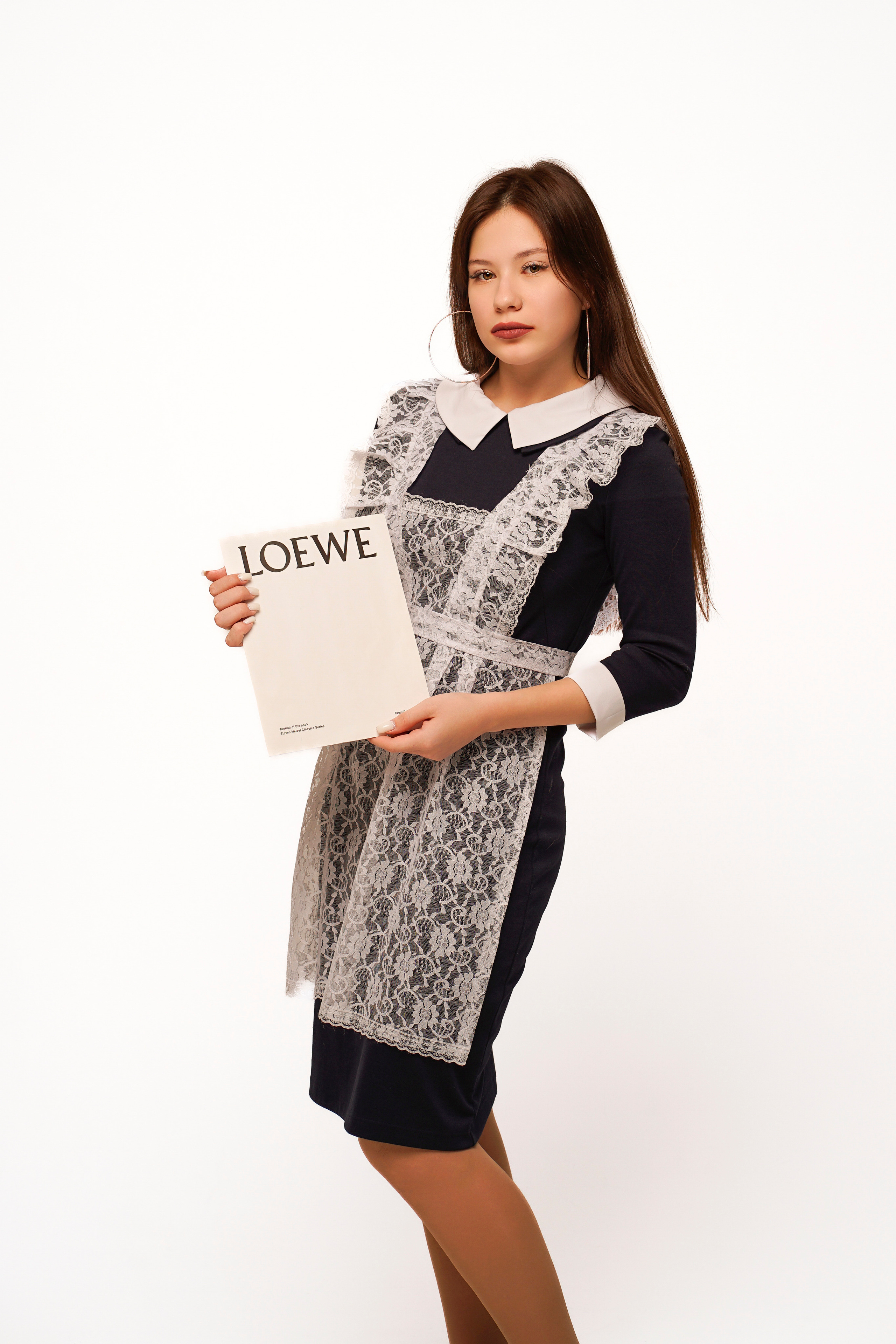 Девушка в школьной форме для выпускного альбома