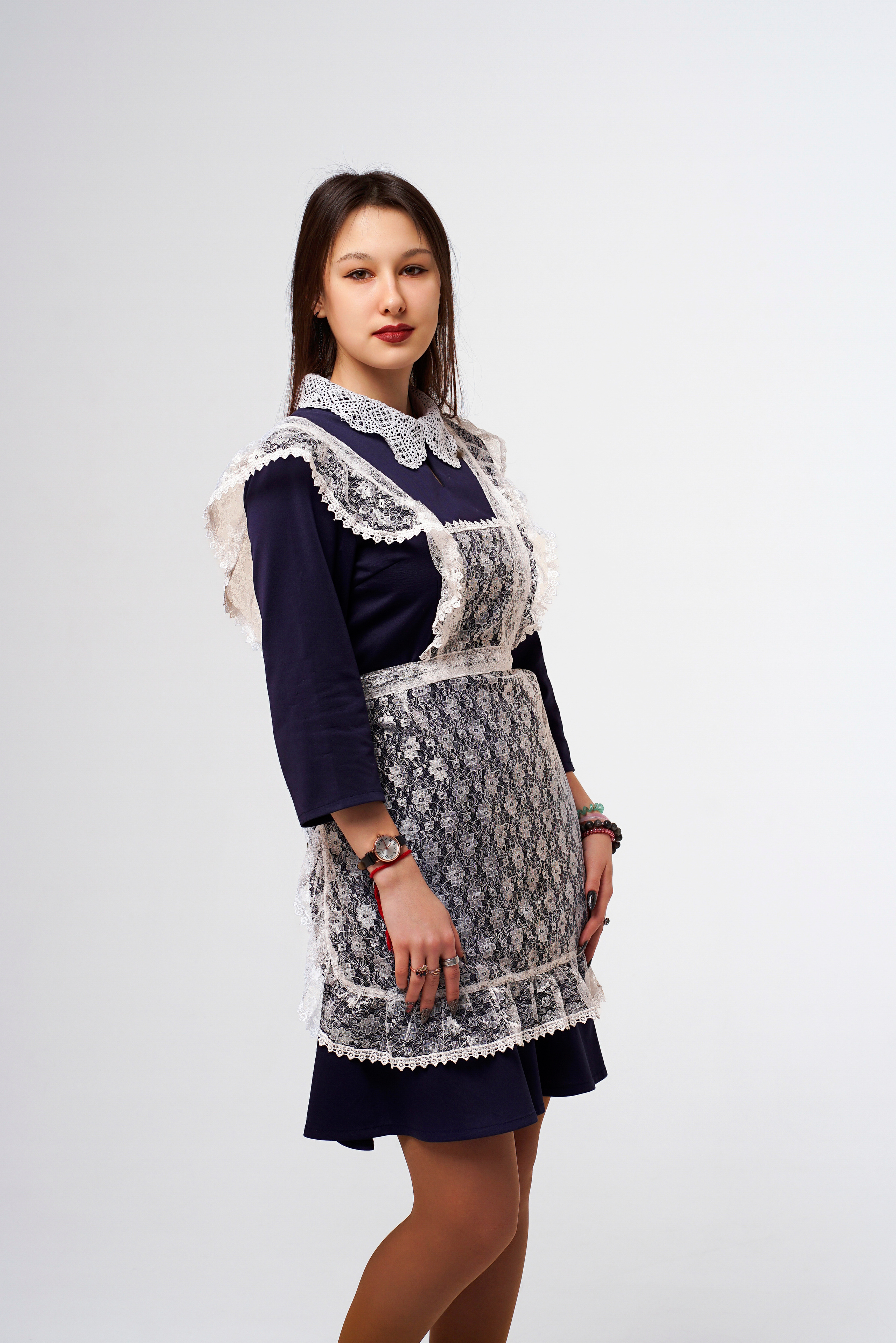 Девушка в школьной форме для выпускного альбома