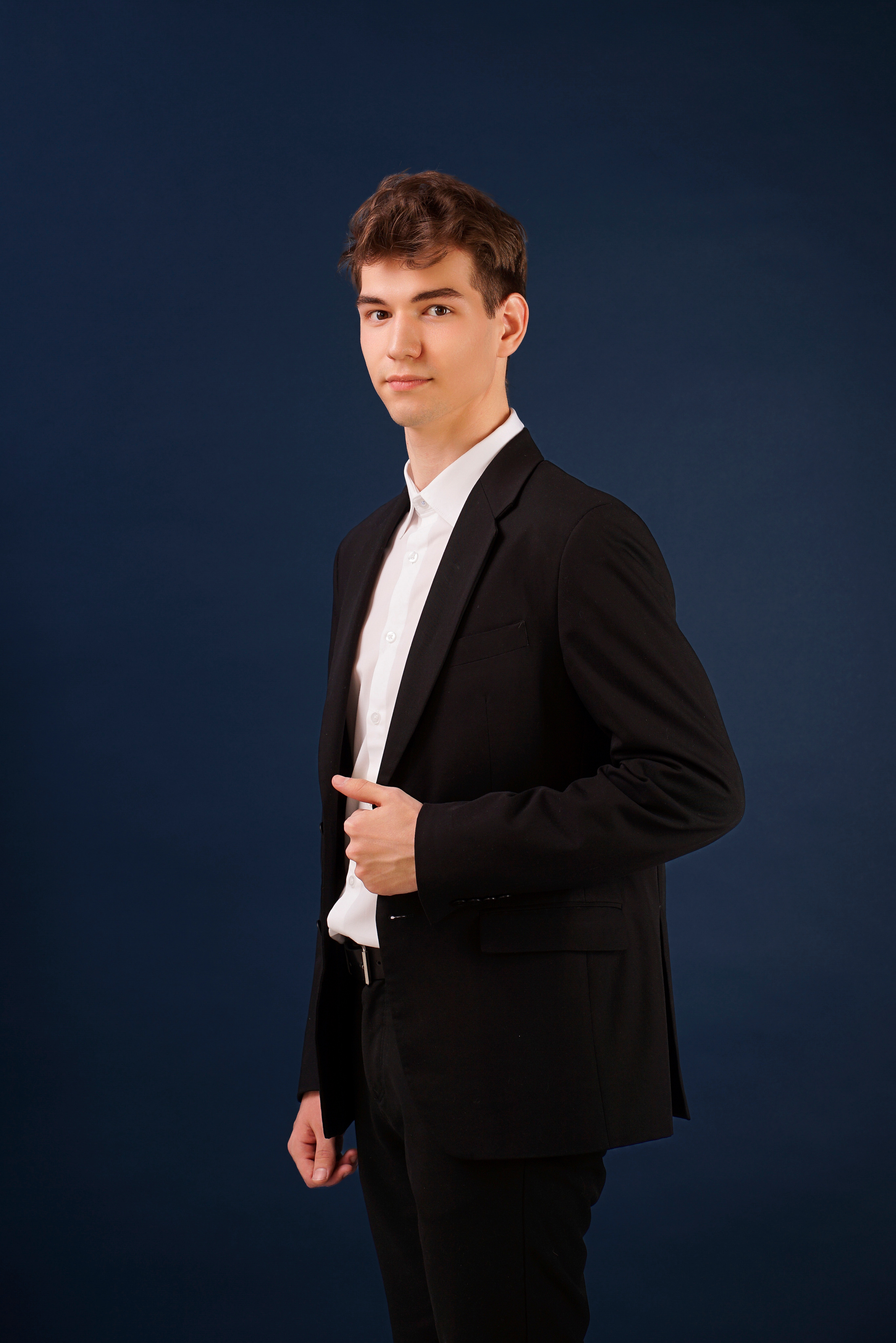 Портрет молодого человека в студии на синем фоне