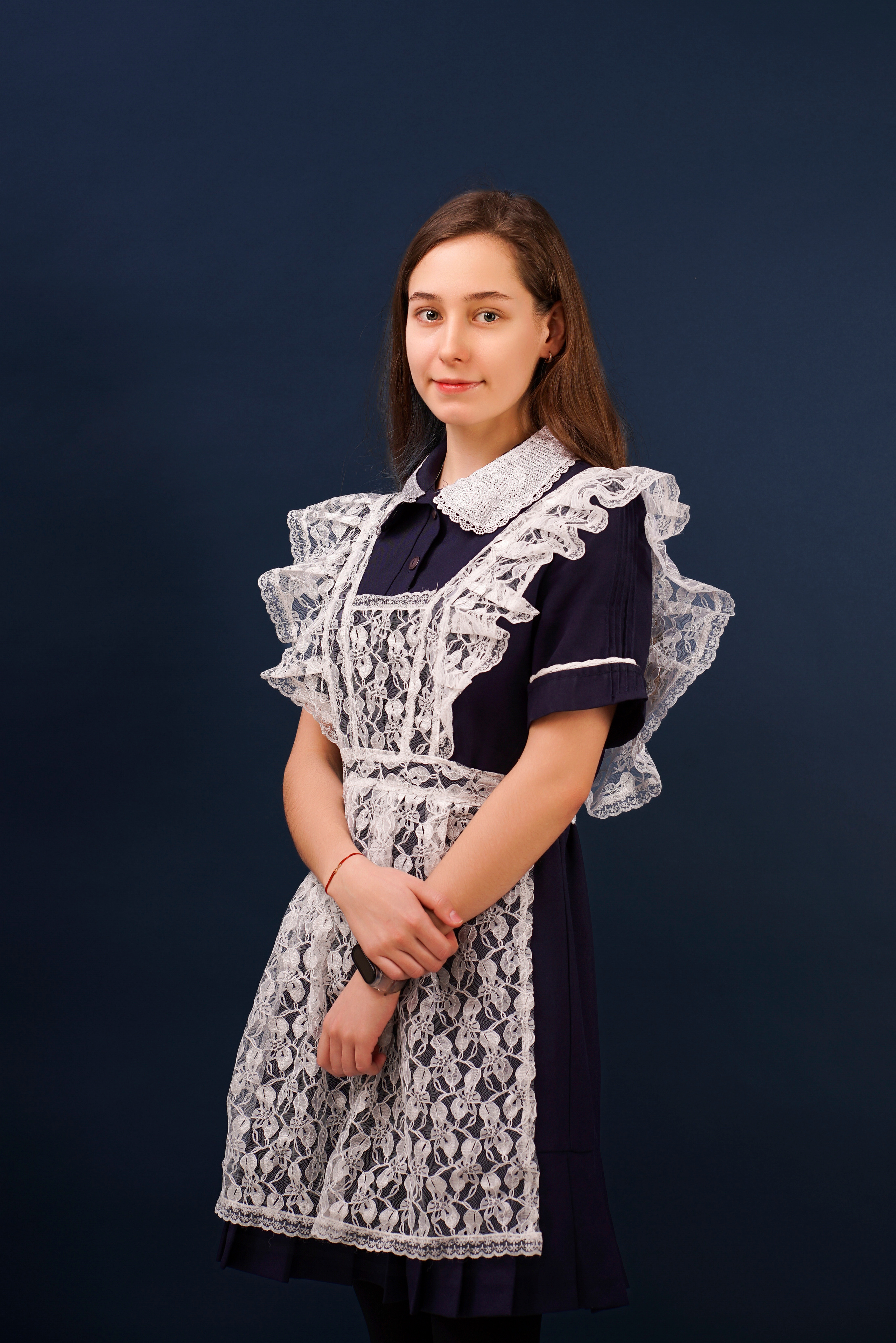 Девушка в школьной форме для выпускного альбома