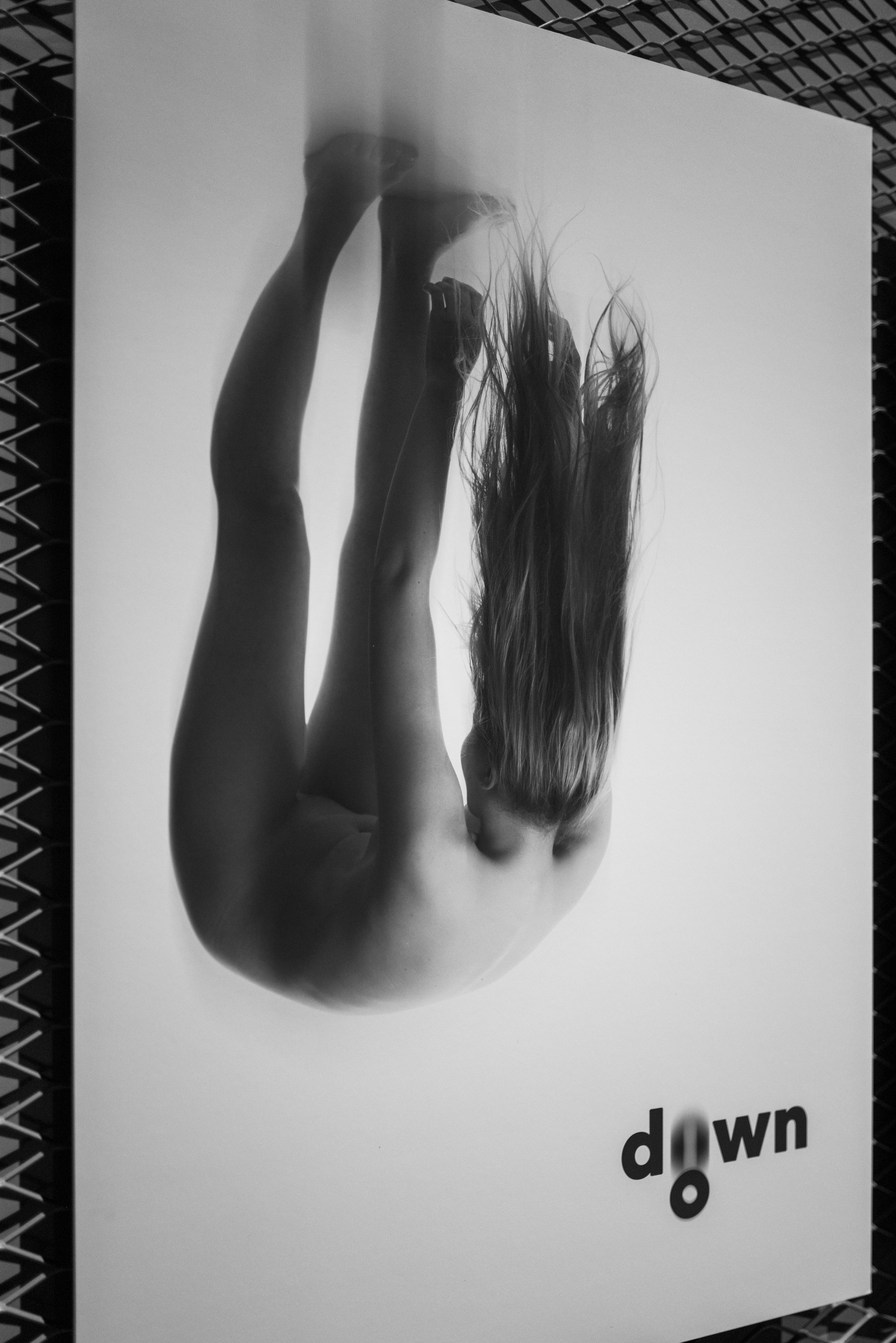 Инсталляция с фото DOWN в Паркинг Галерее в Зарядье