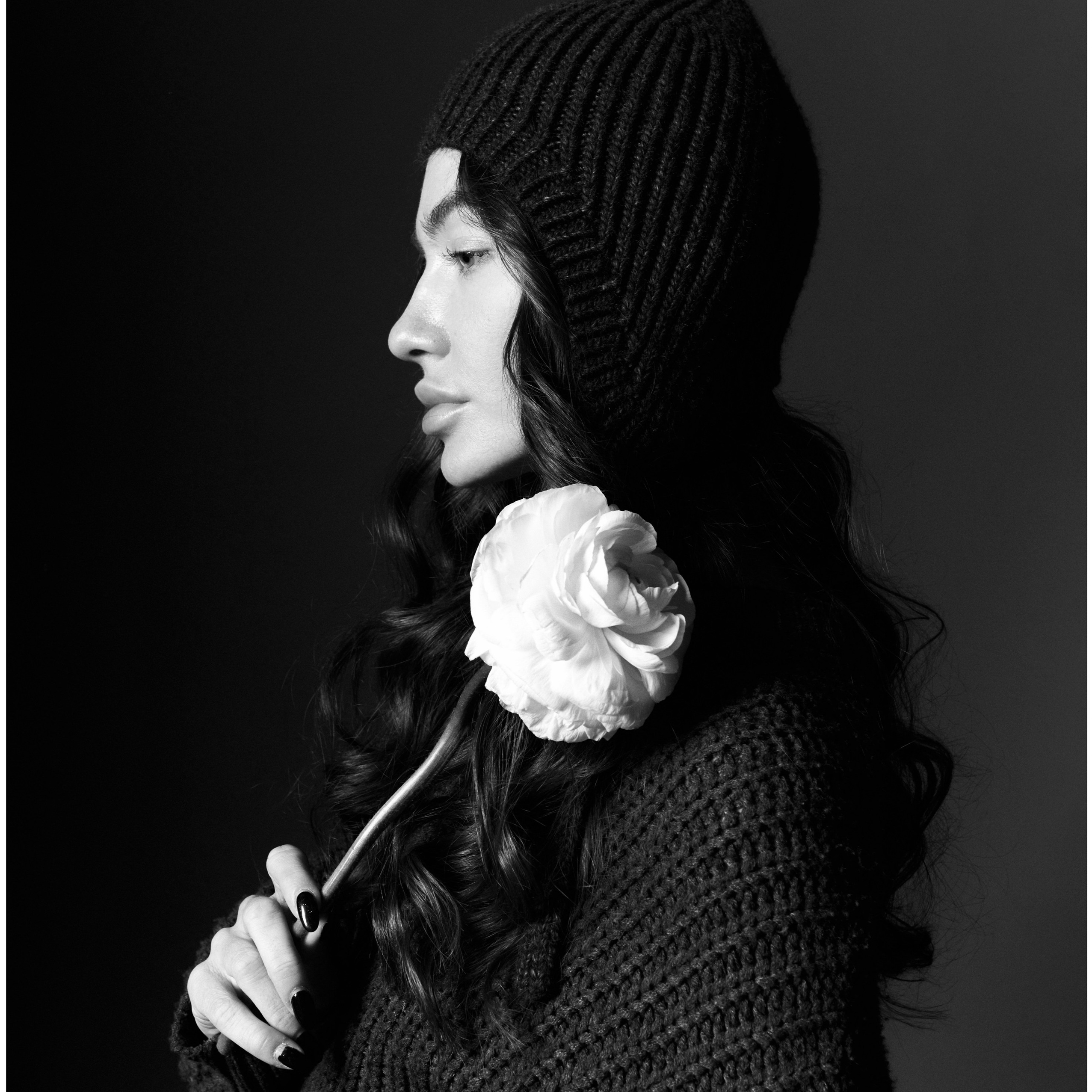 Чёрно-белый профильный портрет девушки в тёмной одежде