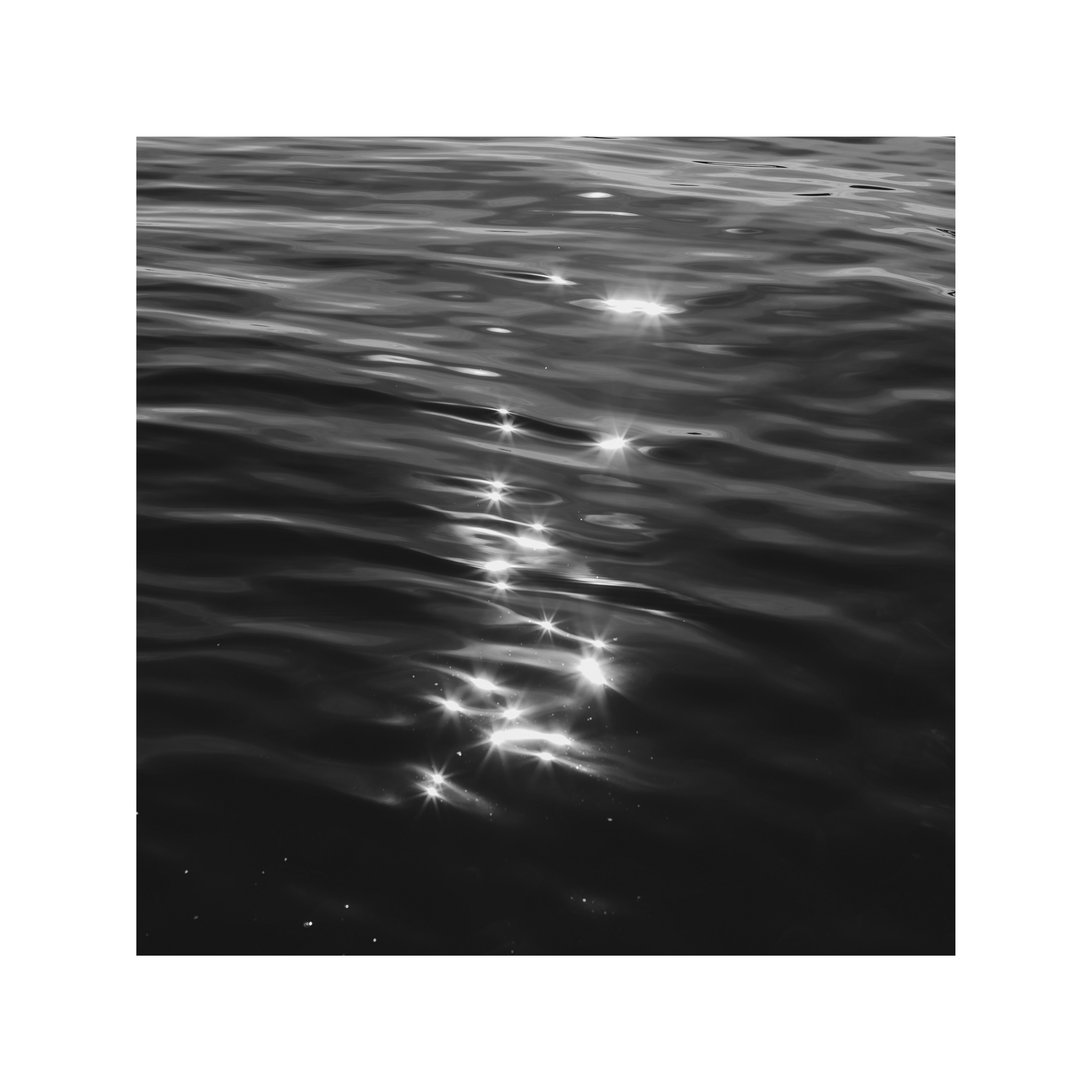 Чёрно-белая фотография, волны, вода, Байкал, озеро, солнечные блики, минималистичный пейзаж, купить интерьерную фотографию, купить фотокартину купить авторскую фотографию в интерьер