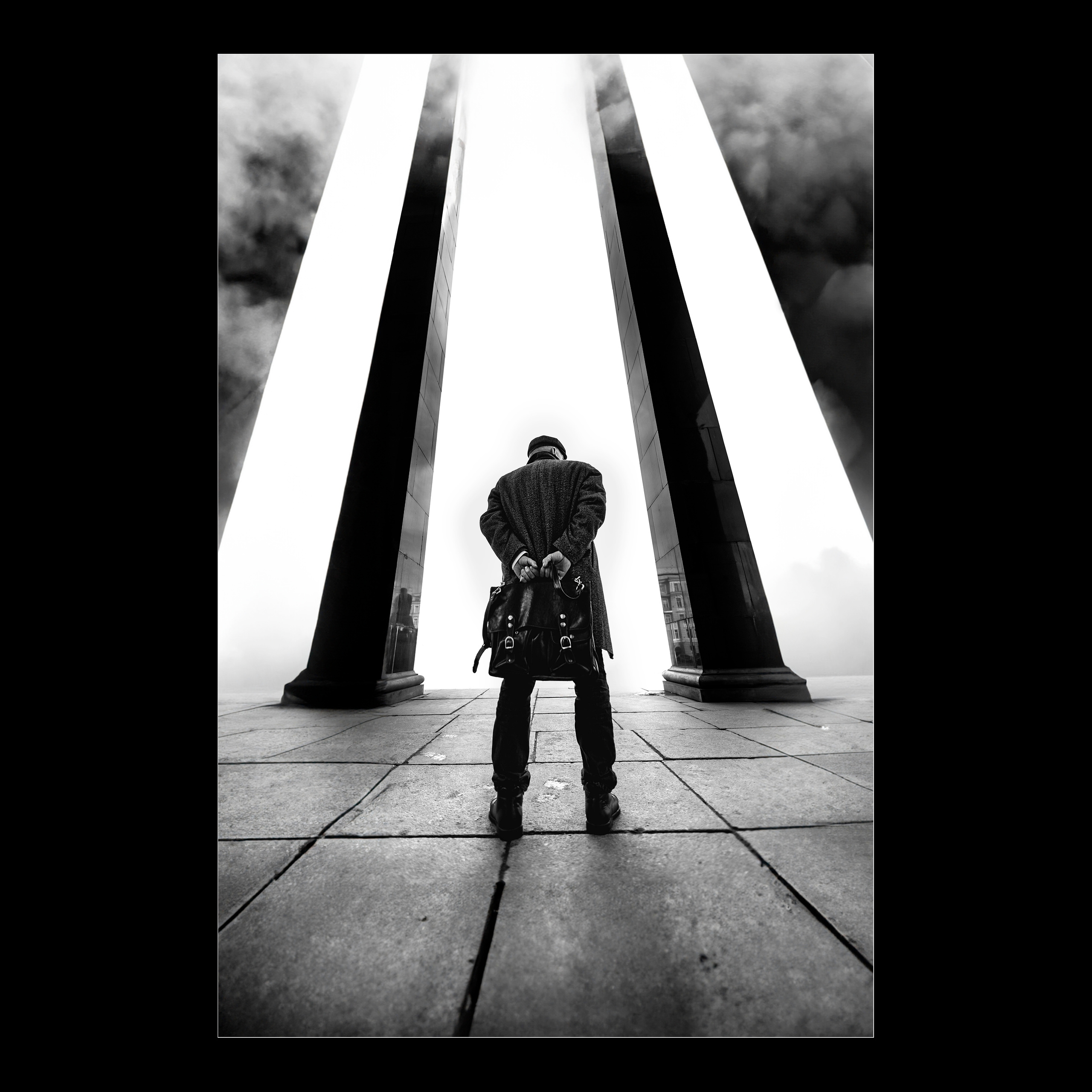 Фотография должна быть чёрно-белой!