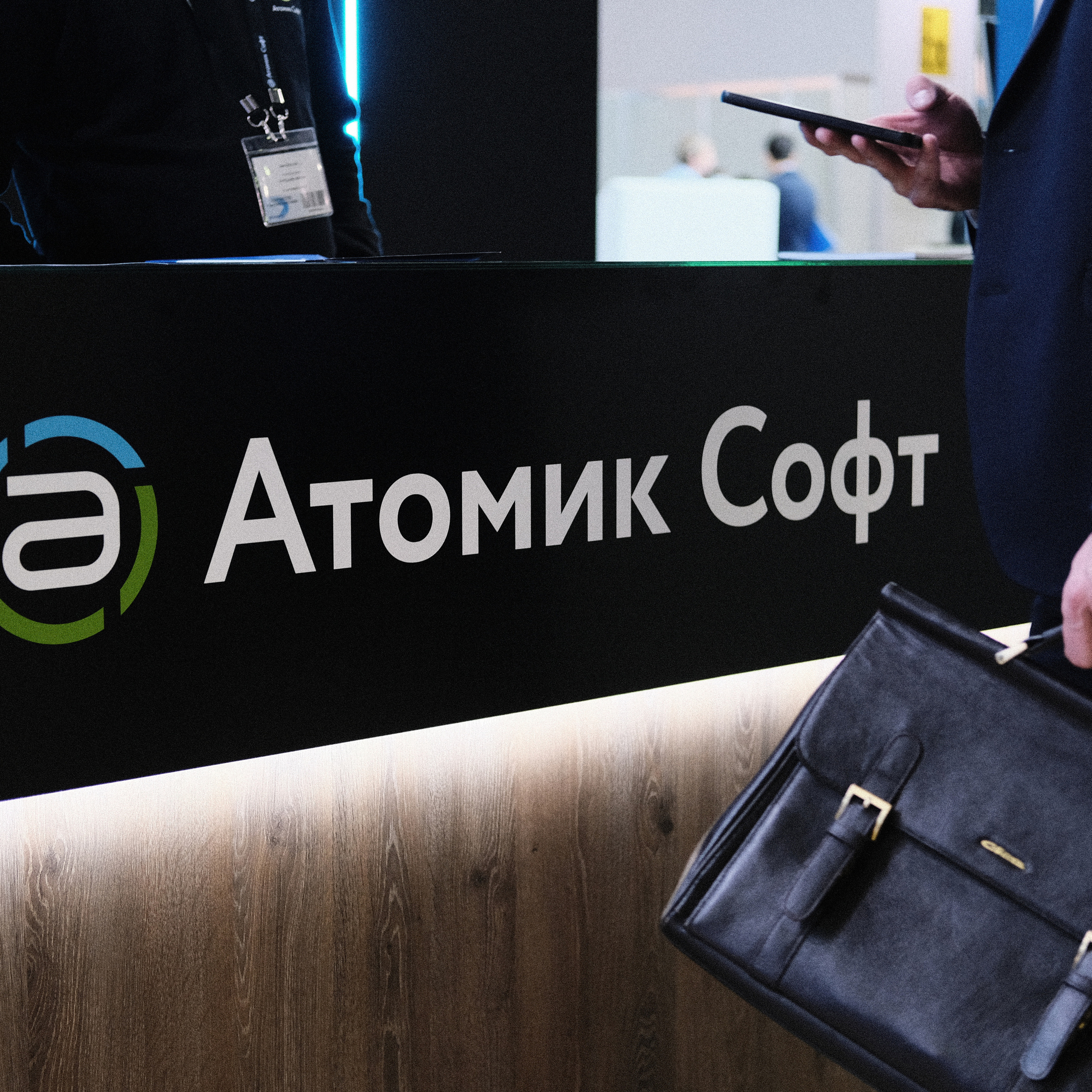 Мужчина в деловом костюме с портфелем