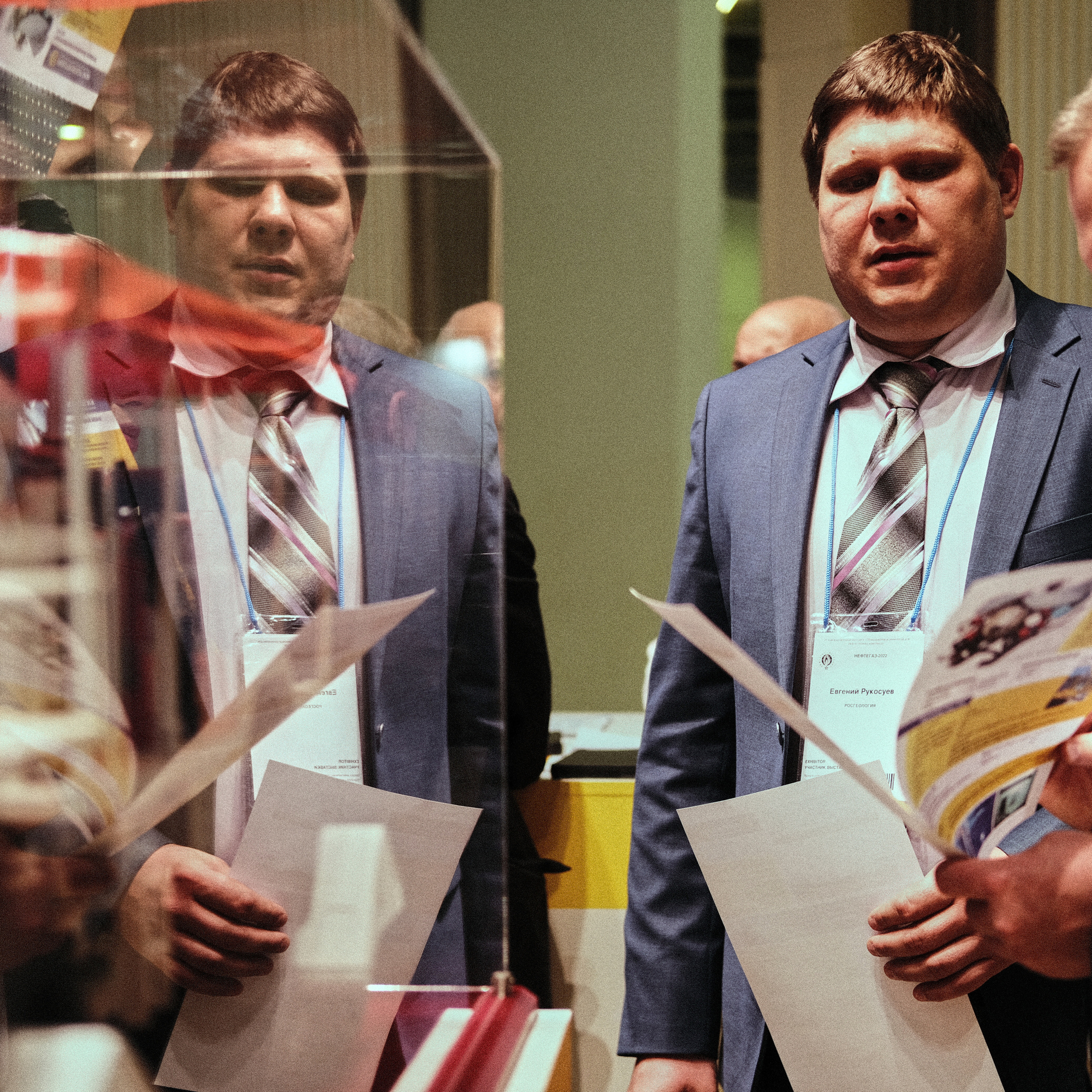 Мужчина смотрит на свое отражение