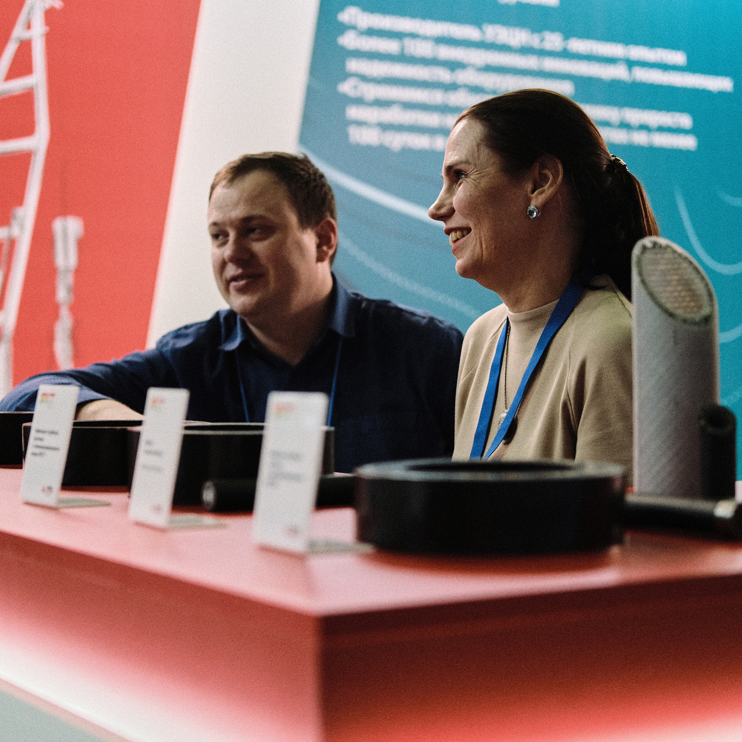 Мужчина и женщина за выставочным стендом