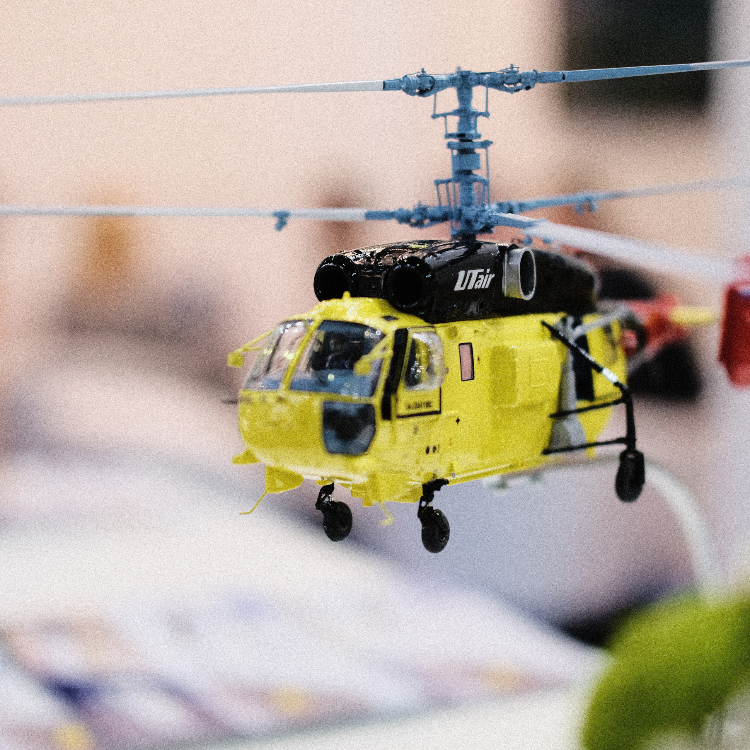 Модель вертолет авиакомпании Utair