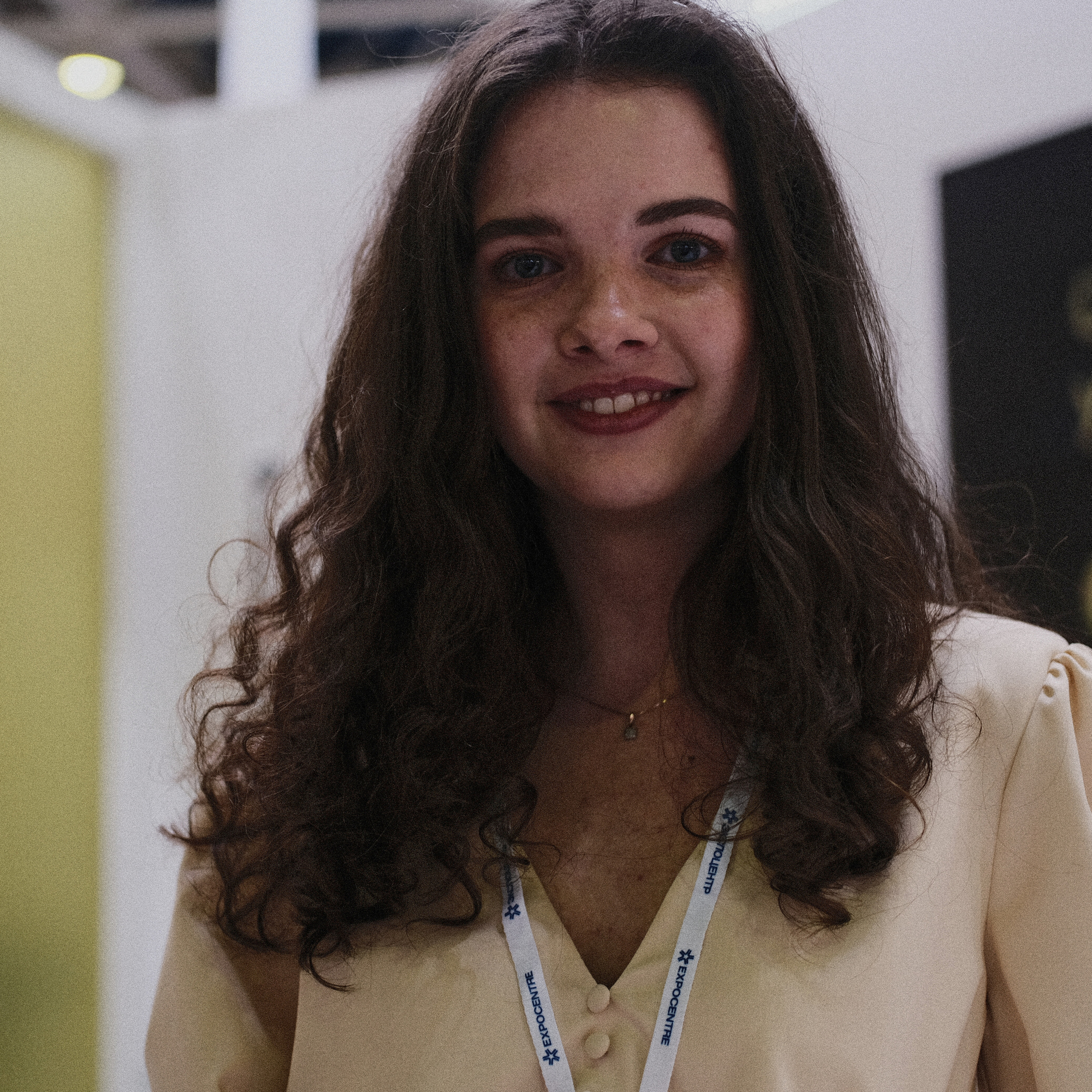 Улыбающаяся девушка