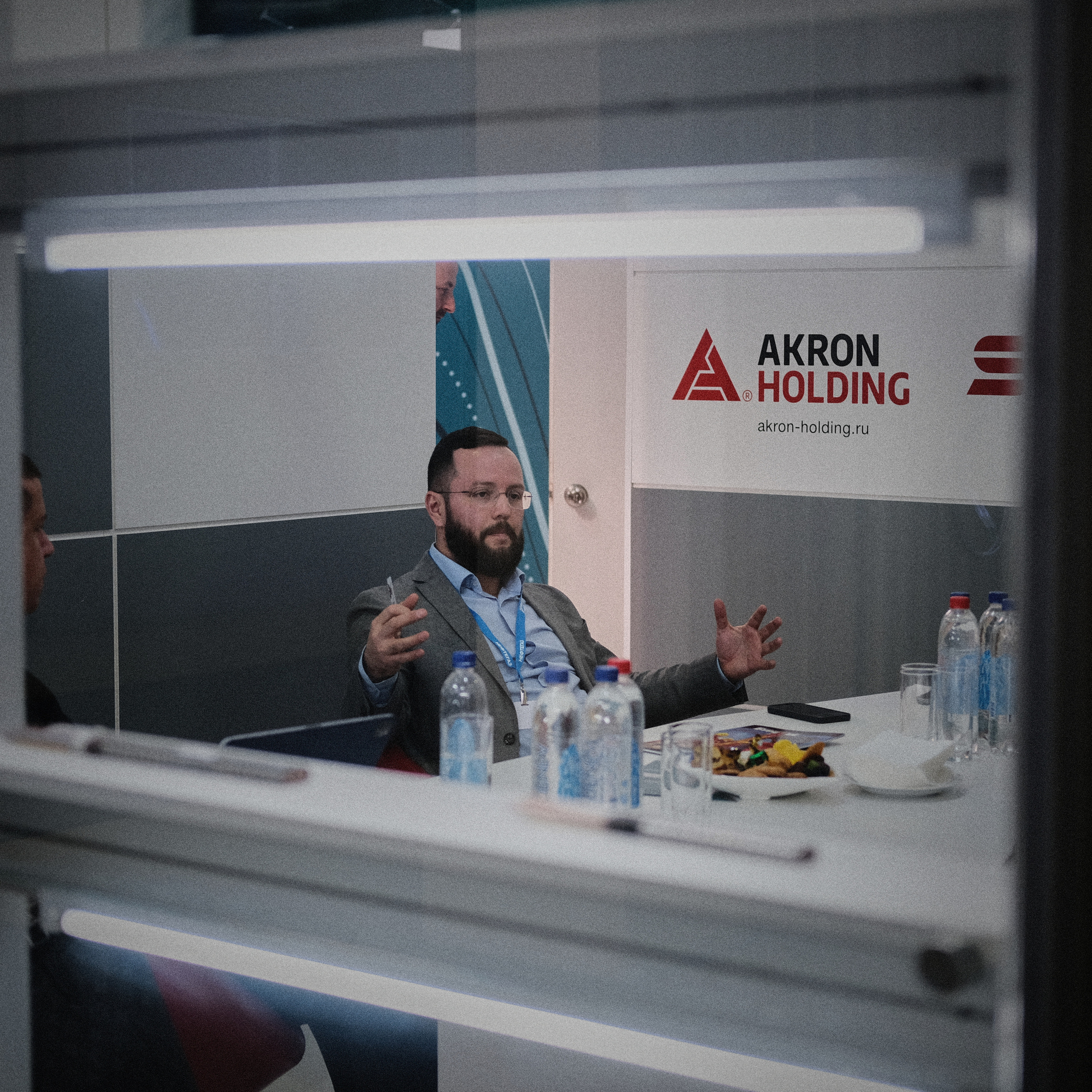 Мужчина за столом