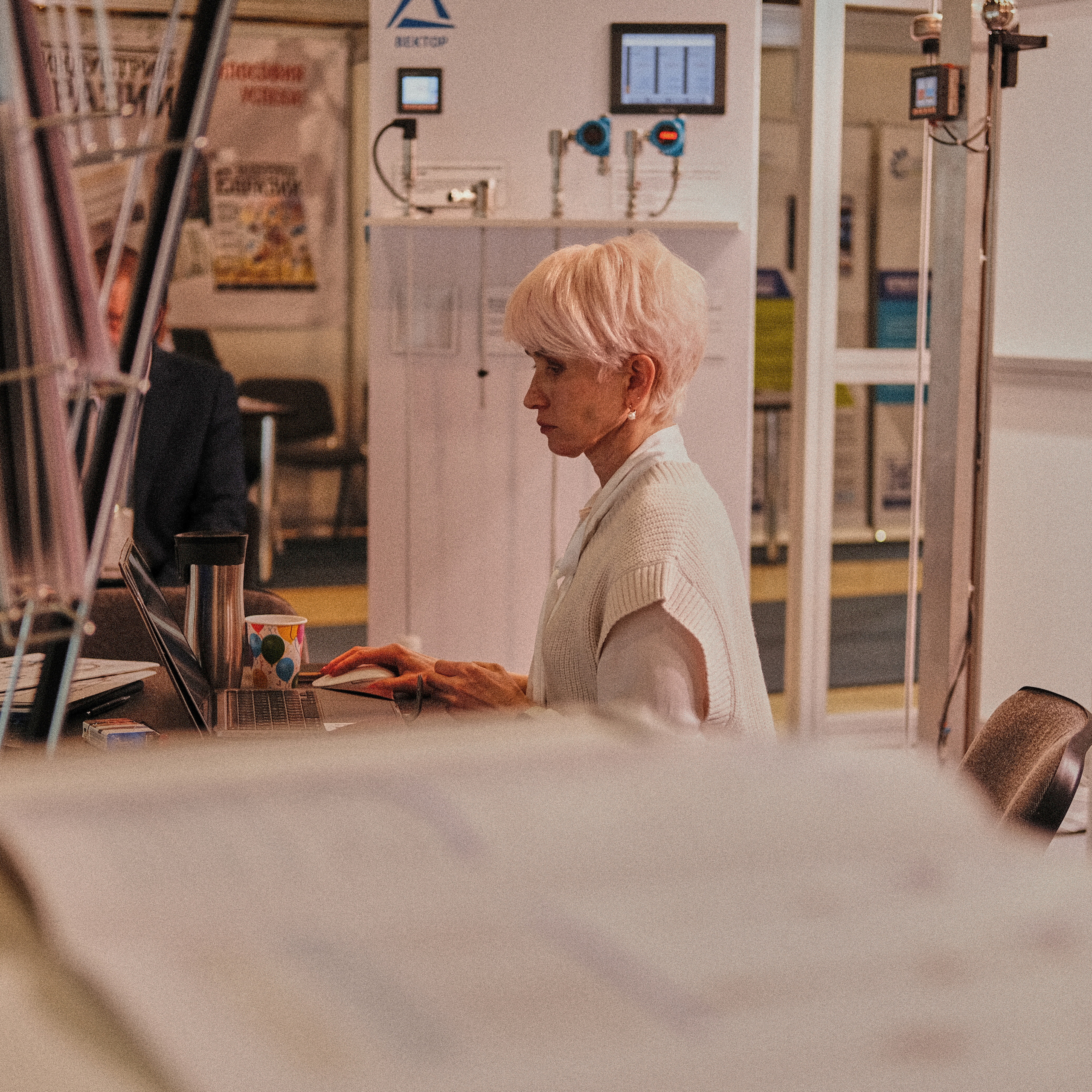 Женщина за столом