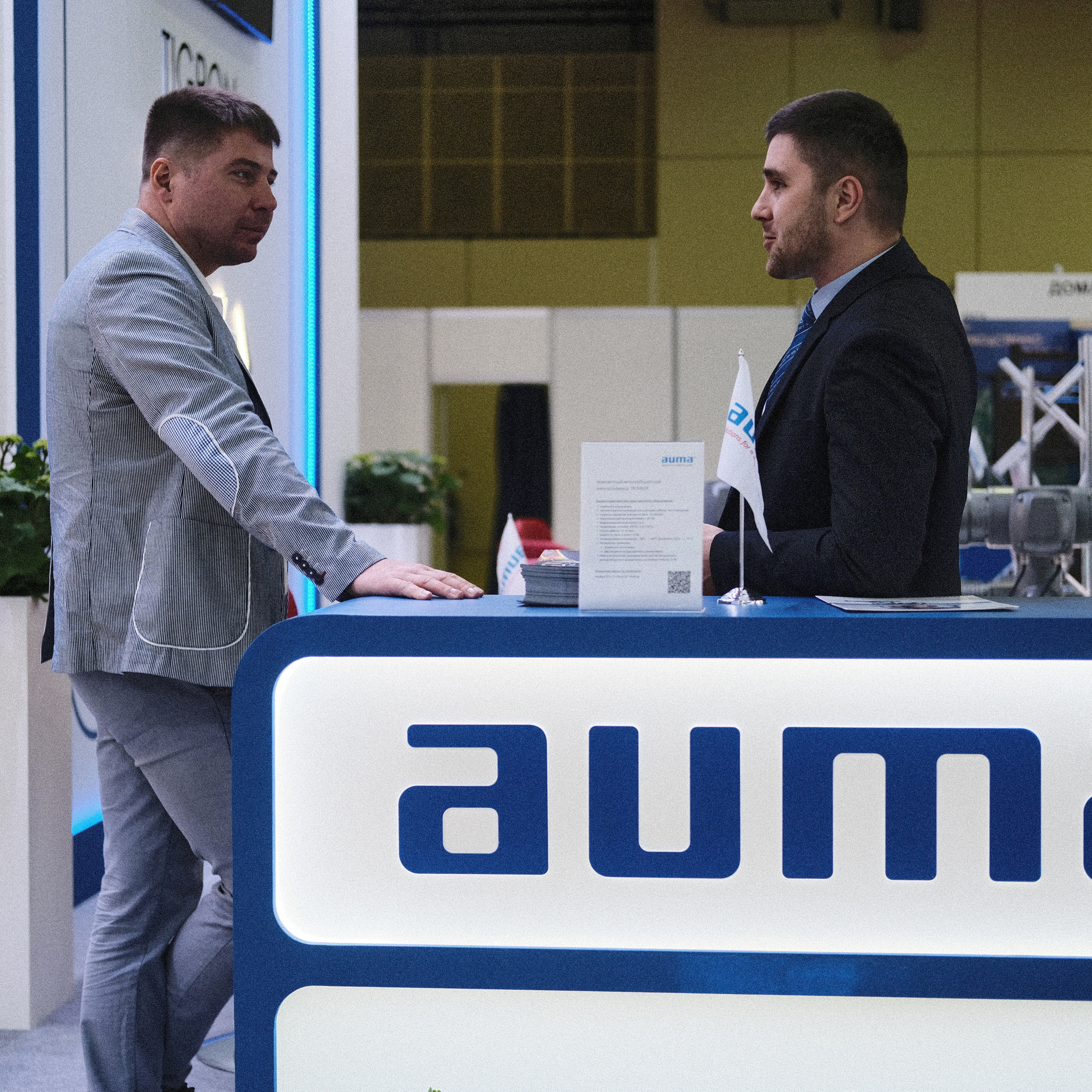 Мужчины разговаривают