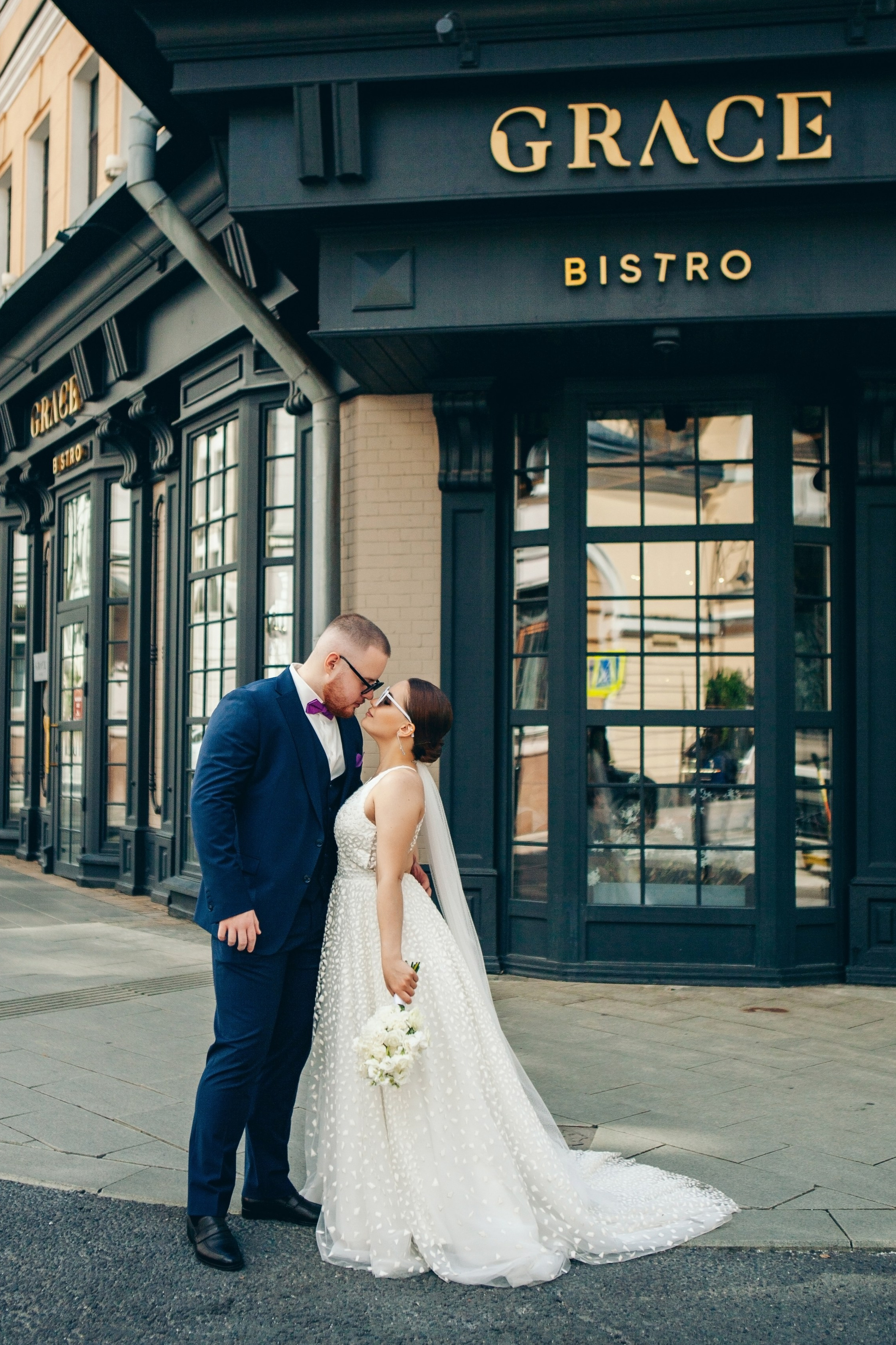 Молодожены на фоне  ресторана Мишлен Grace