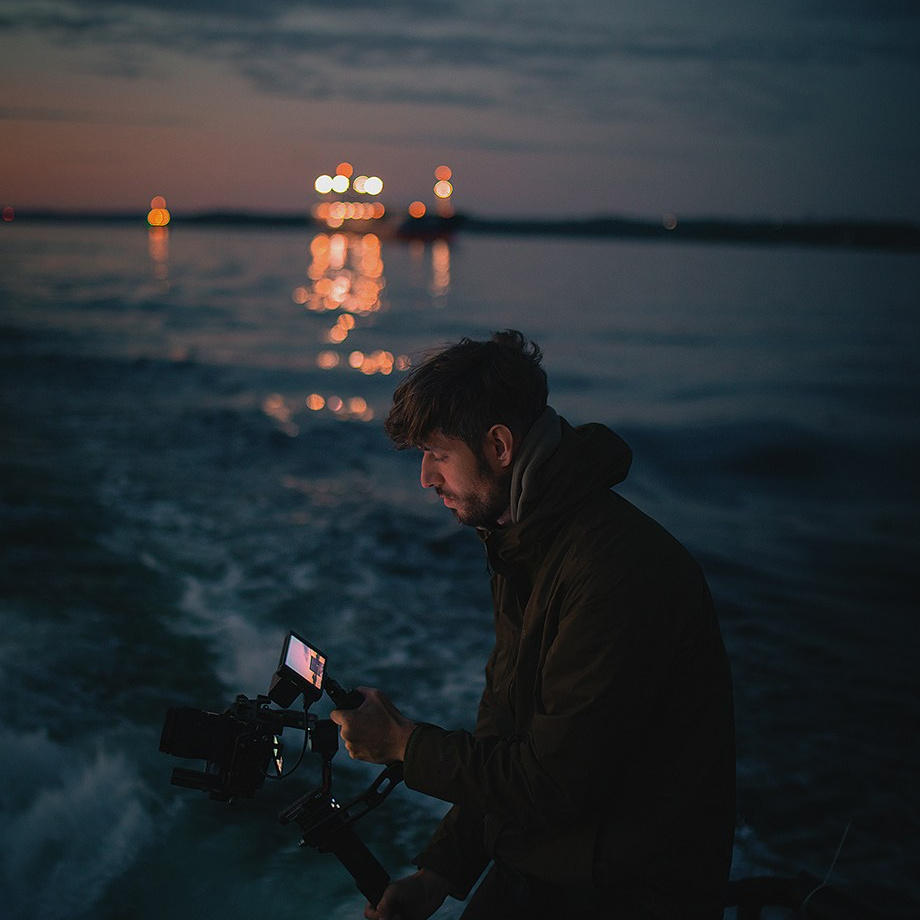 оператор производит съемку