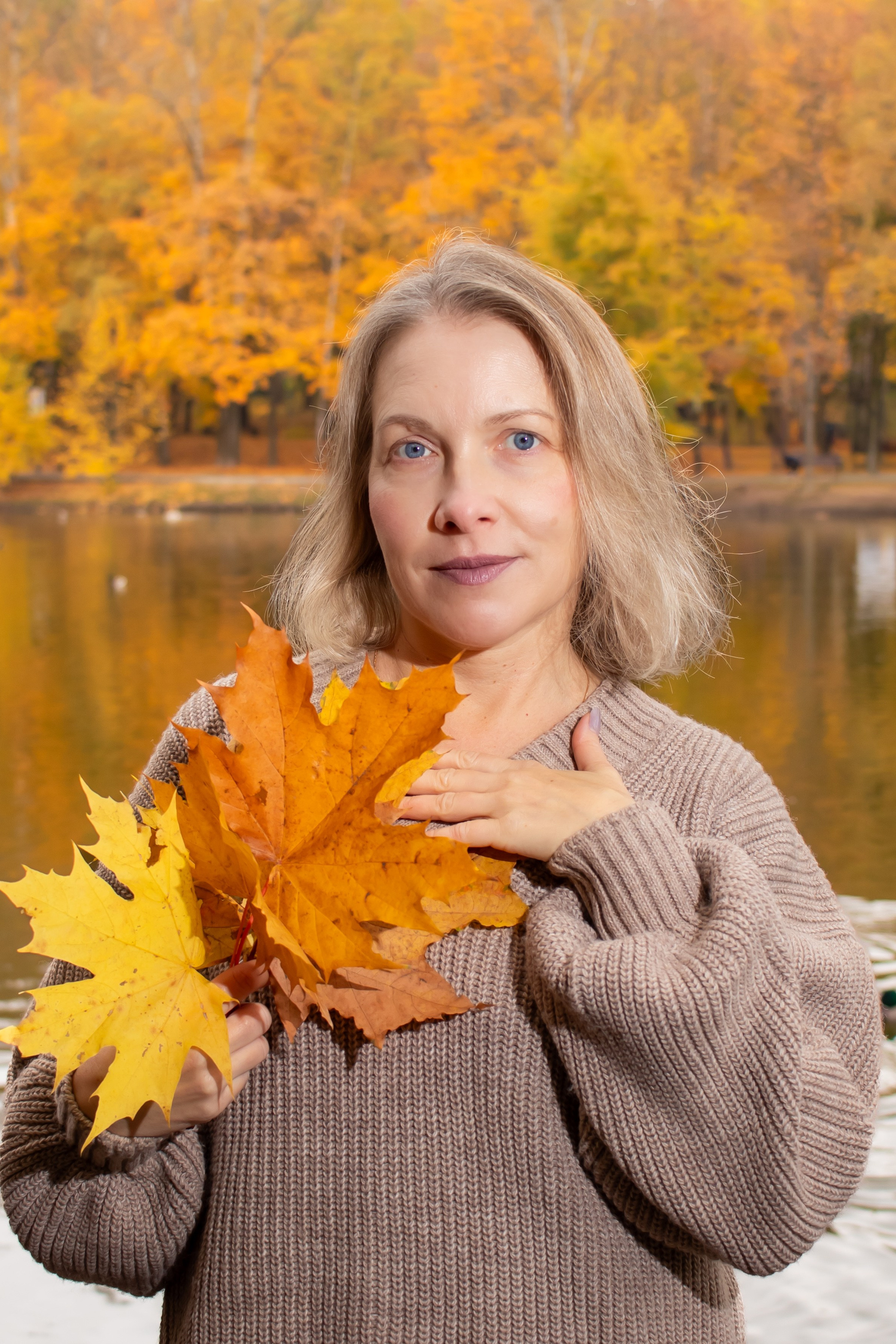 Осенний женский портрет с букетом жёлтых листьев у воды — фотограф Карасёва Елена