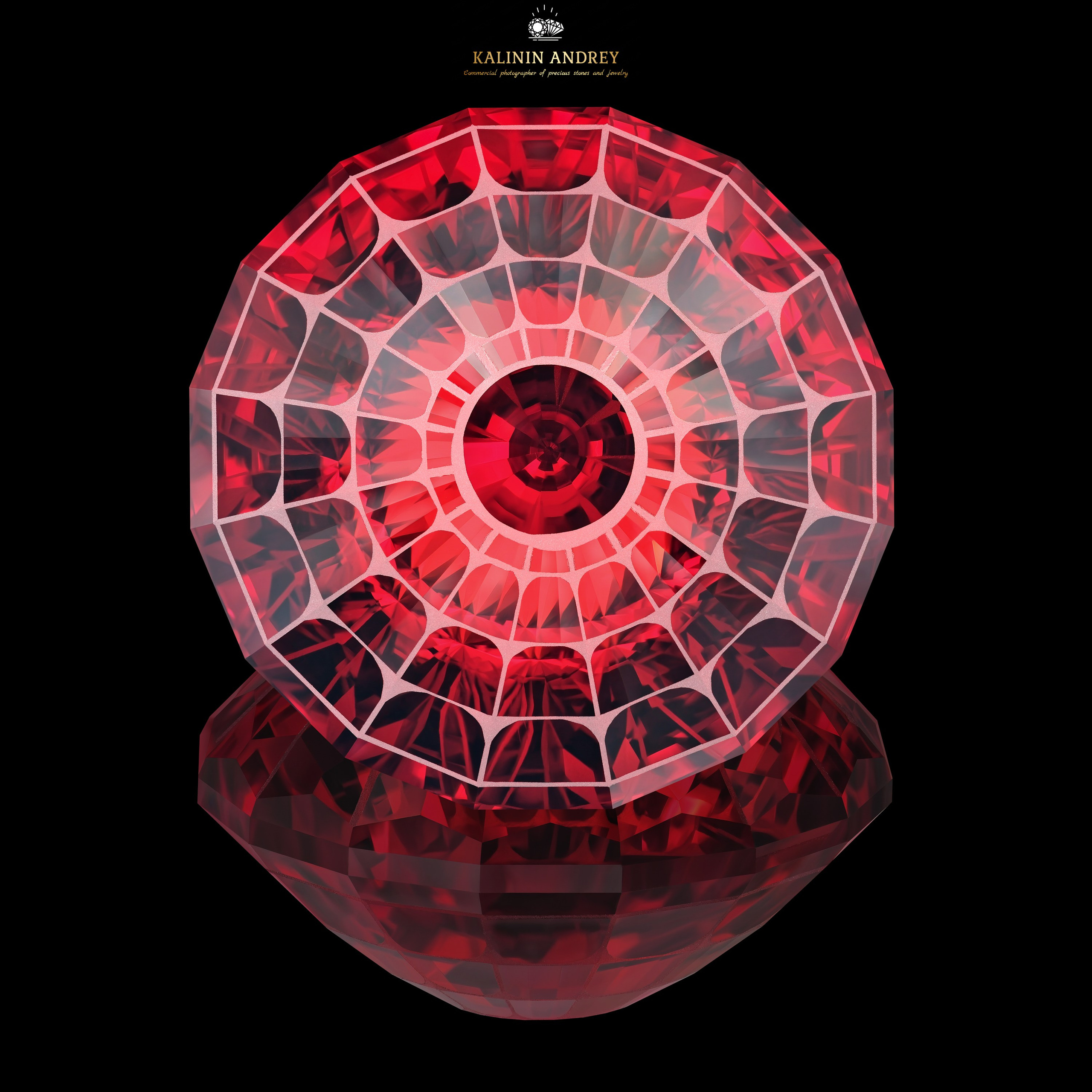 Фотографируйте свои украшения в надежных руках.