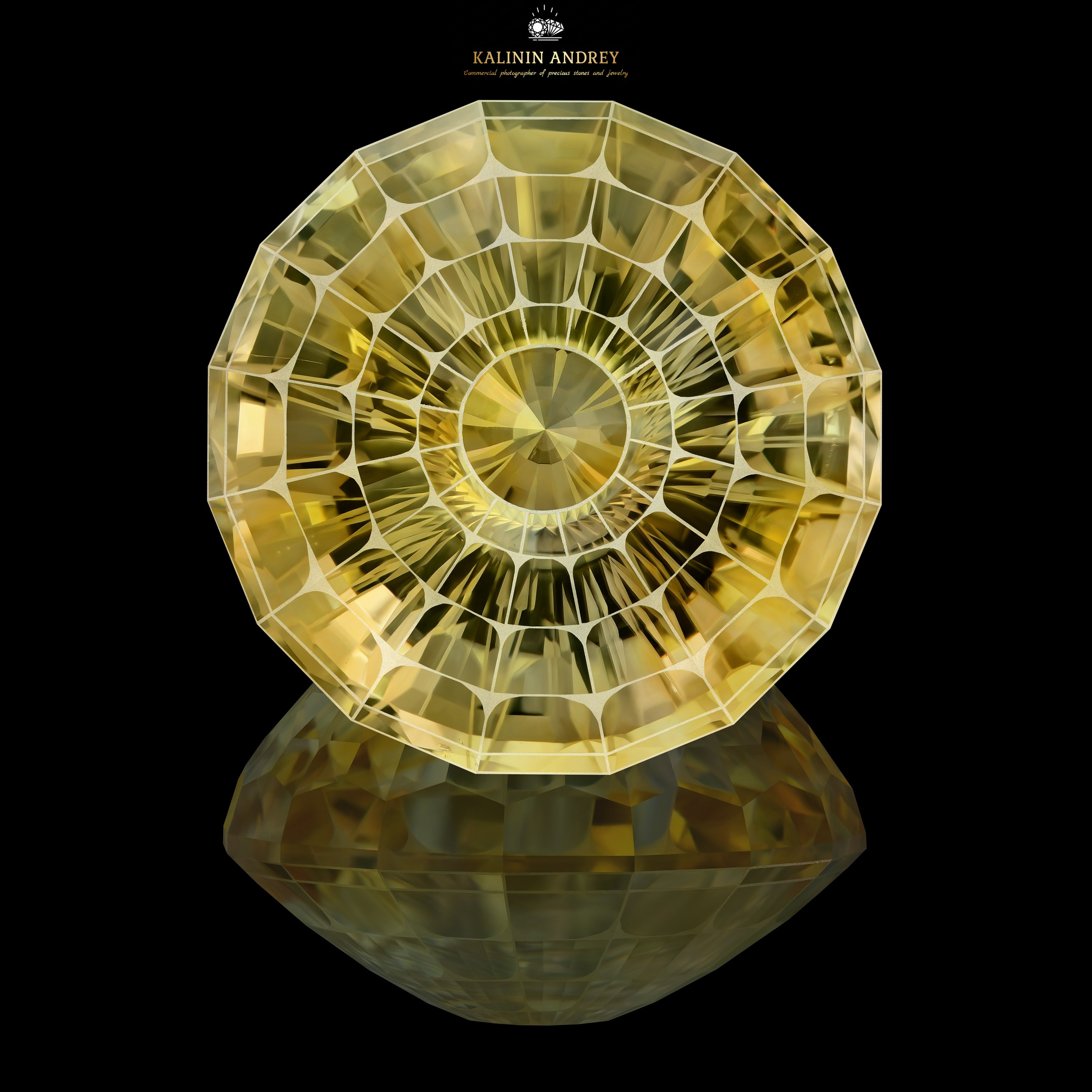 Свечение прекрасных минералов в творчестве московского художника.