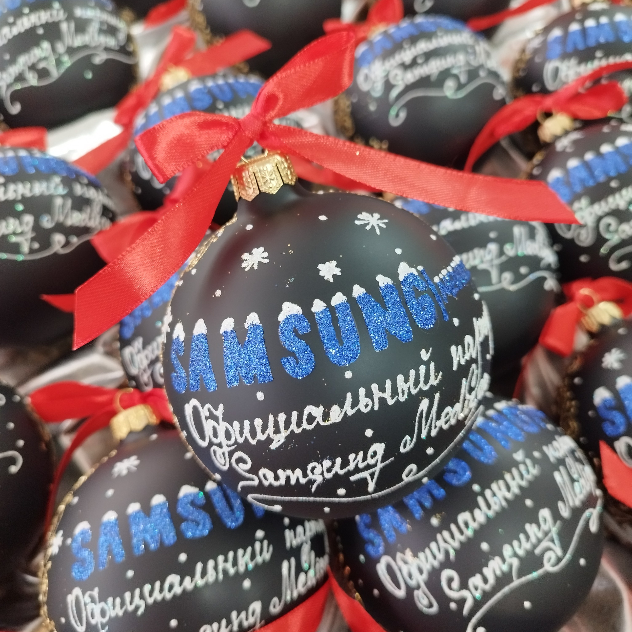 Портфолио — Samsung. Художественная ручная роспись елочных шаров, корпоративные подарки и восковые аромасвечи