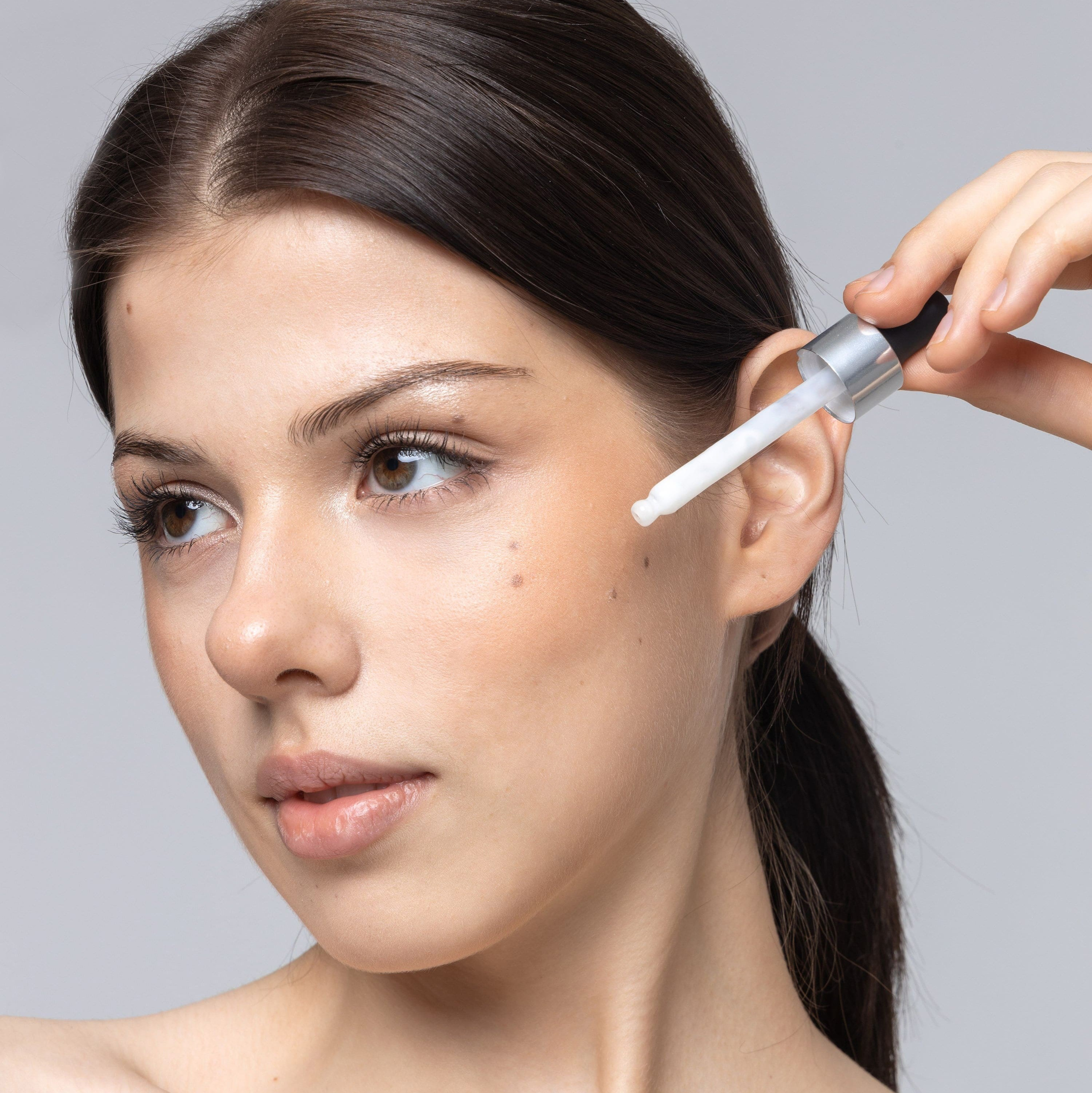 Предметная съемка стеклянных баночек с сывороткой, выделение прозрачности и оттенка жидкости