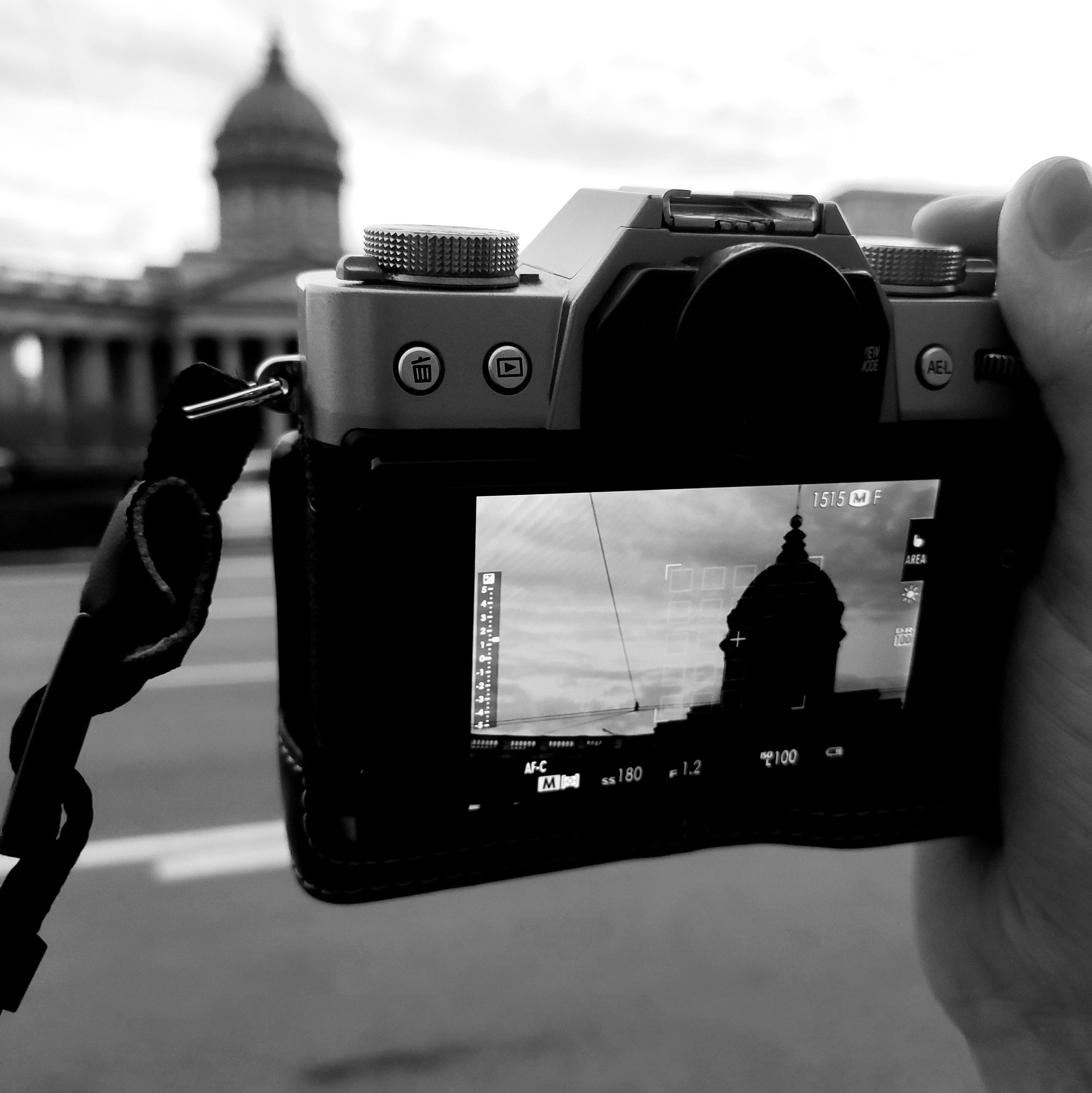 Фотограф делает снимок Казанского Собора