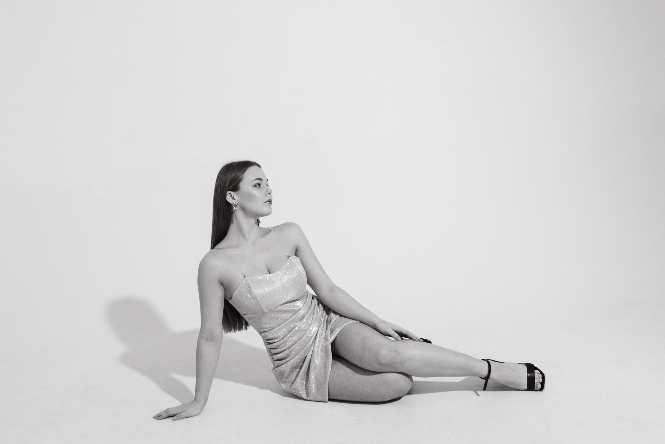 Девушка в платье черно-белая фотография