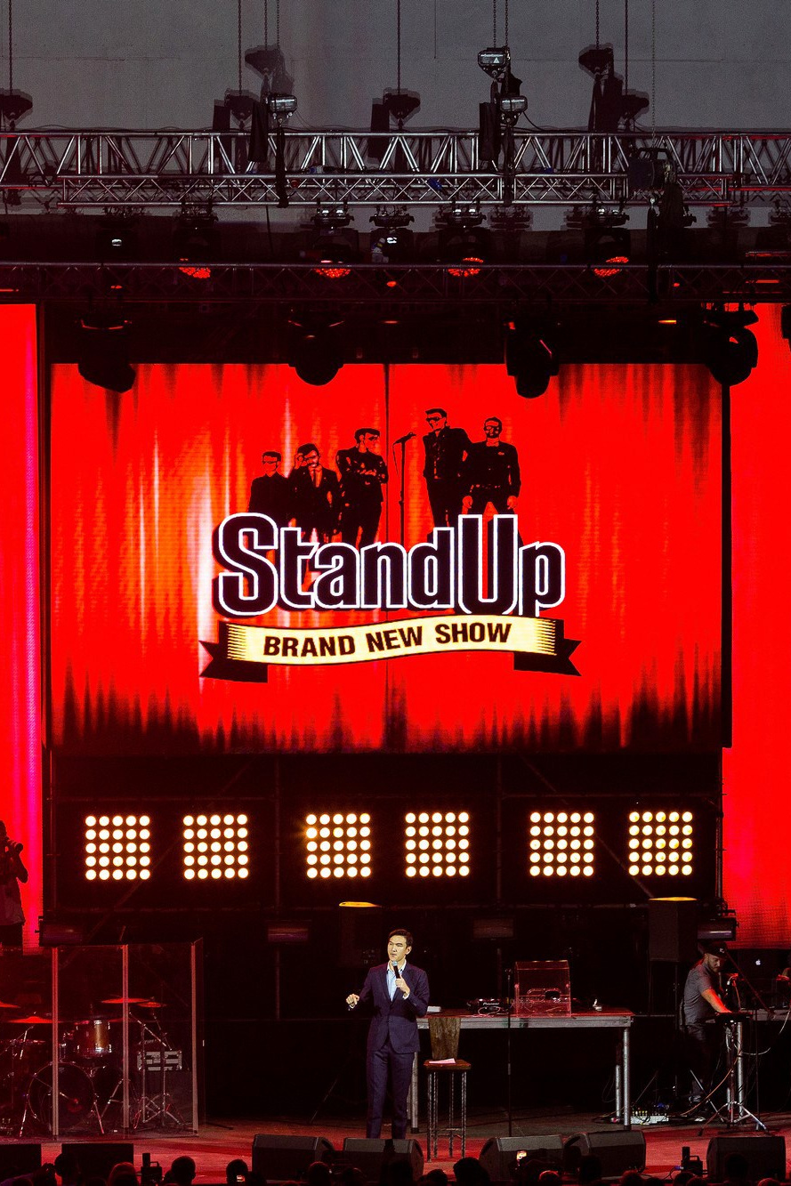 Фотограф на мероприятии делает кадр сцены - фотосъёмка шоу StandUp