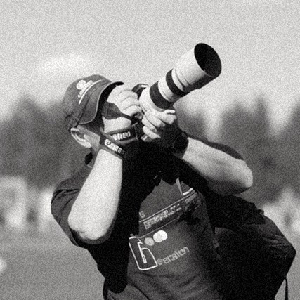 Фотограф снимает болельщиков на трибунах