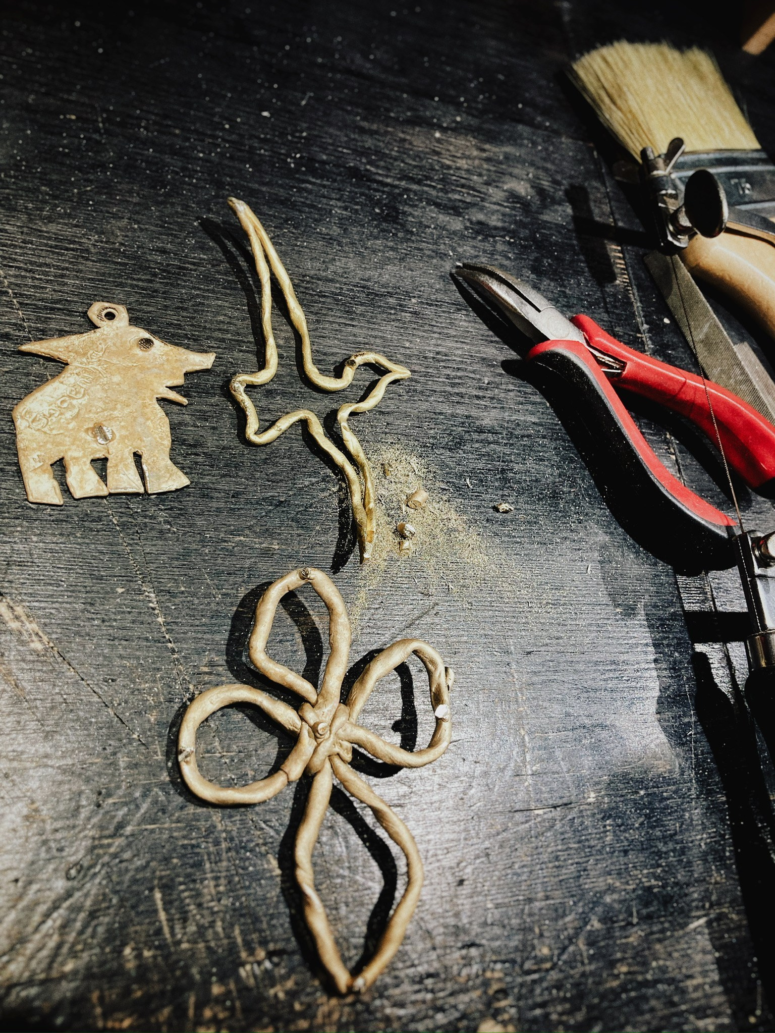 дизайнер работает над авторскими украшениями