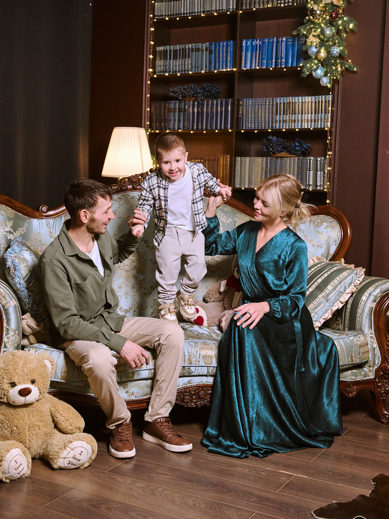 Семейная фотография родители и дети в зимнем стиле