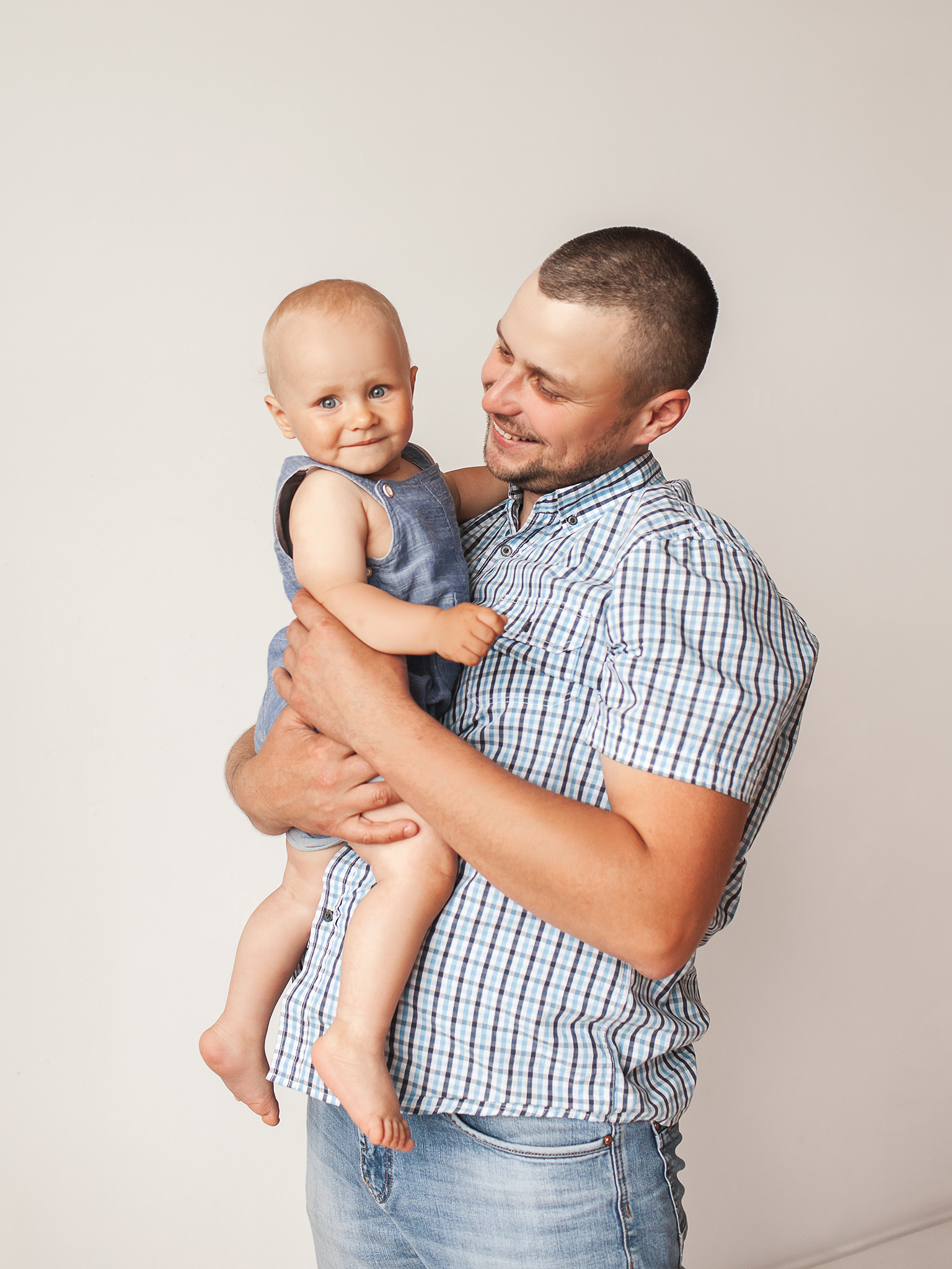 Первый день рождения малыша с тортиком и флажками. Детский фотограф в Самаре