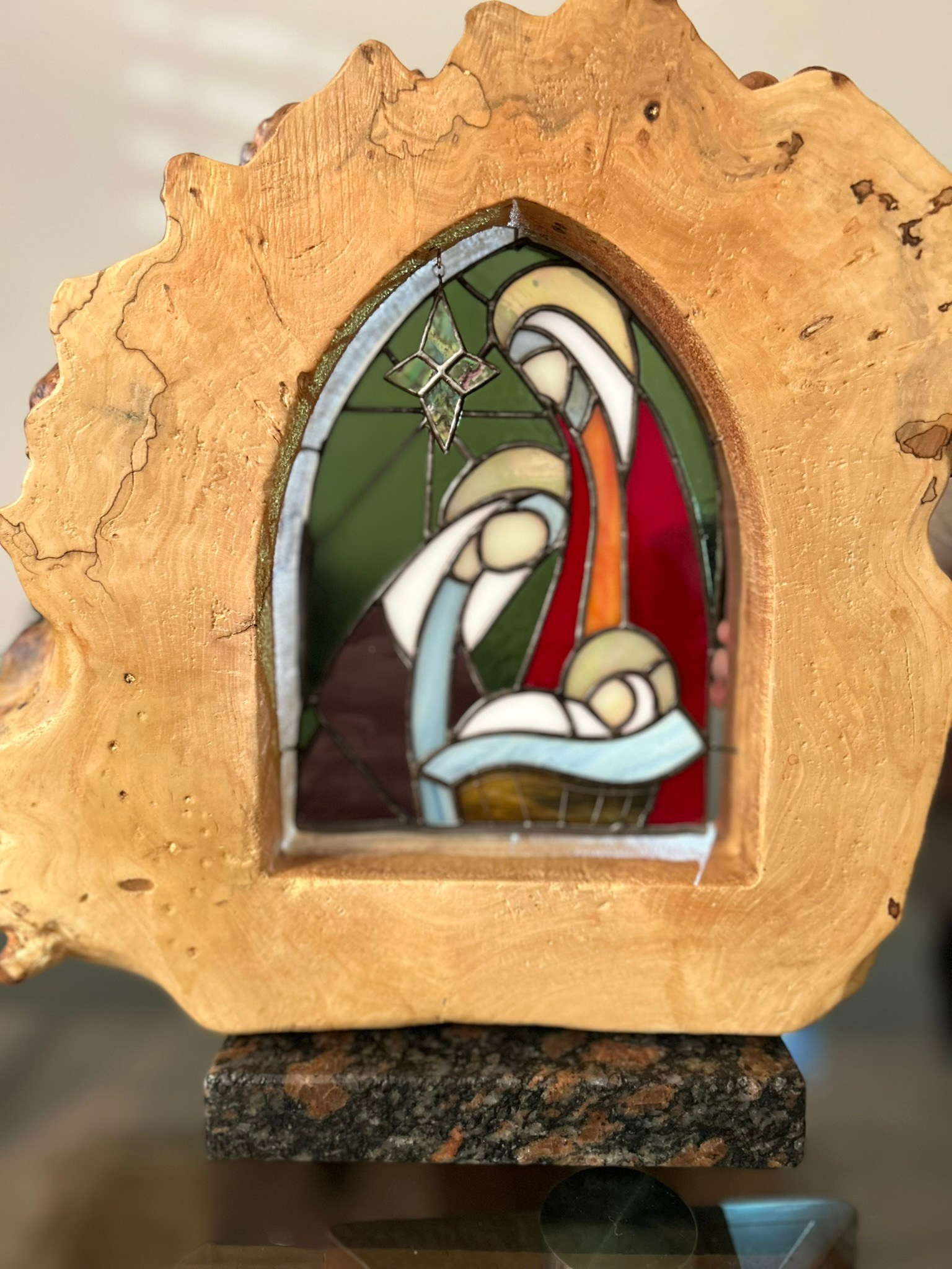 Рождество. Дерево, камень, витражное стекло в технике Тиффани