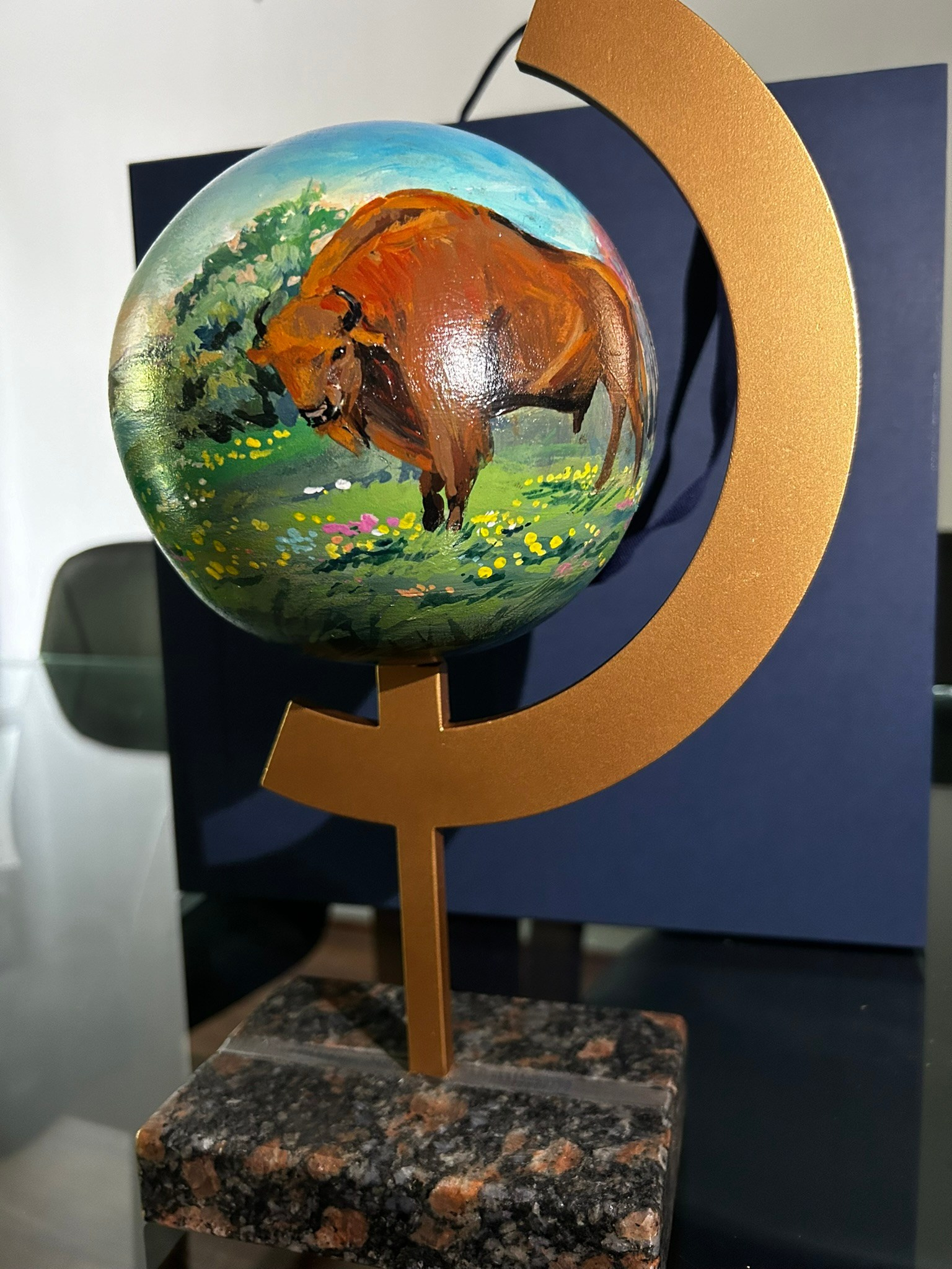 "Глобус Беларуси. Лето". Изделие крутится вокруг своей оси 