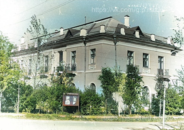 Магазины, киоски, кафе, дом быта, аптека и гостиница. История Назиевского городского поселения